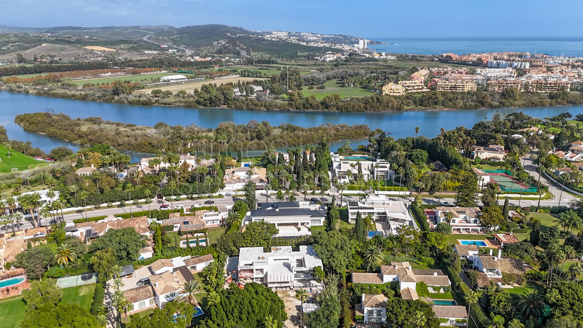 Parcela Exclusiva en Primera Línea del Río para Villa Personalizada en Reyes y Reinas, Sotogrande Costa