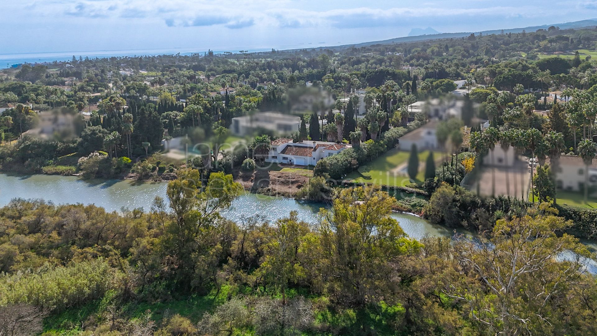 Parcela Exclusiva en Primera Línea del Río para Villa Personalizada en Reyes y Reinas, Sotogrande Costa