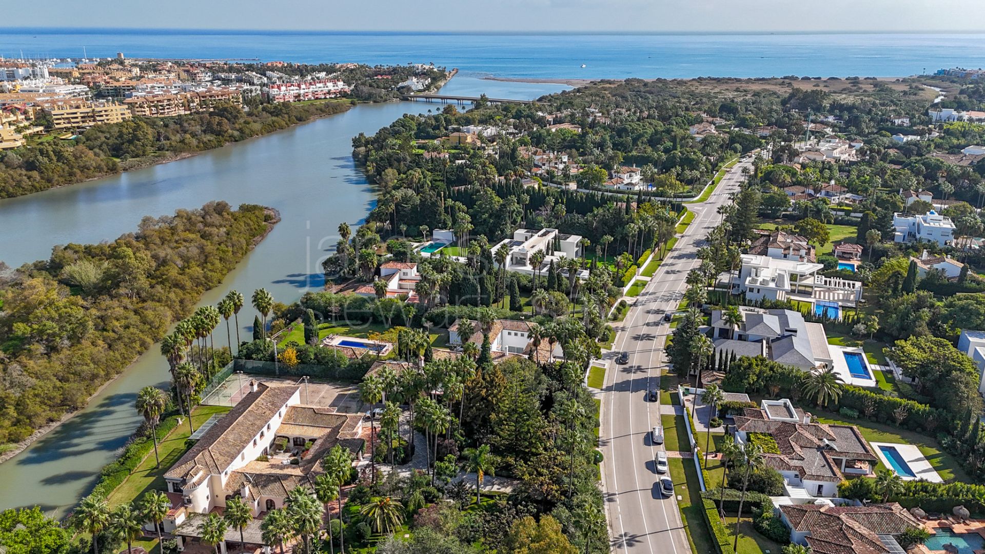 Parcela Exclusiva en Primera Línea del Río para Villa Personalizada en Reyes y Reinas, Sotogrande Costa