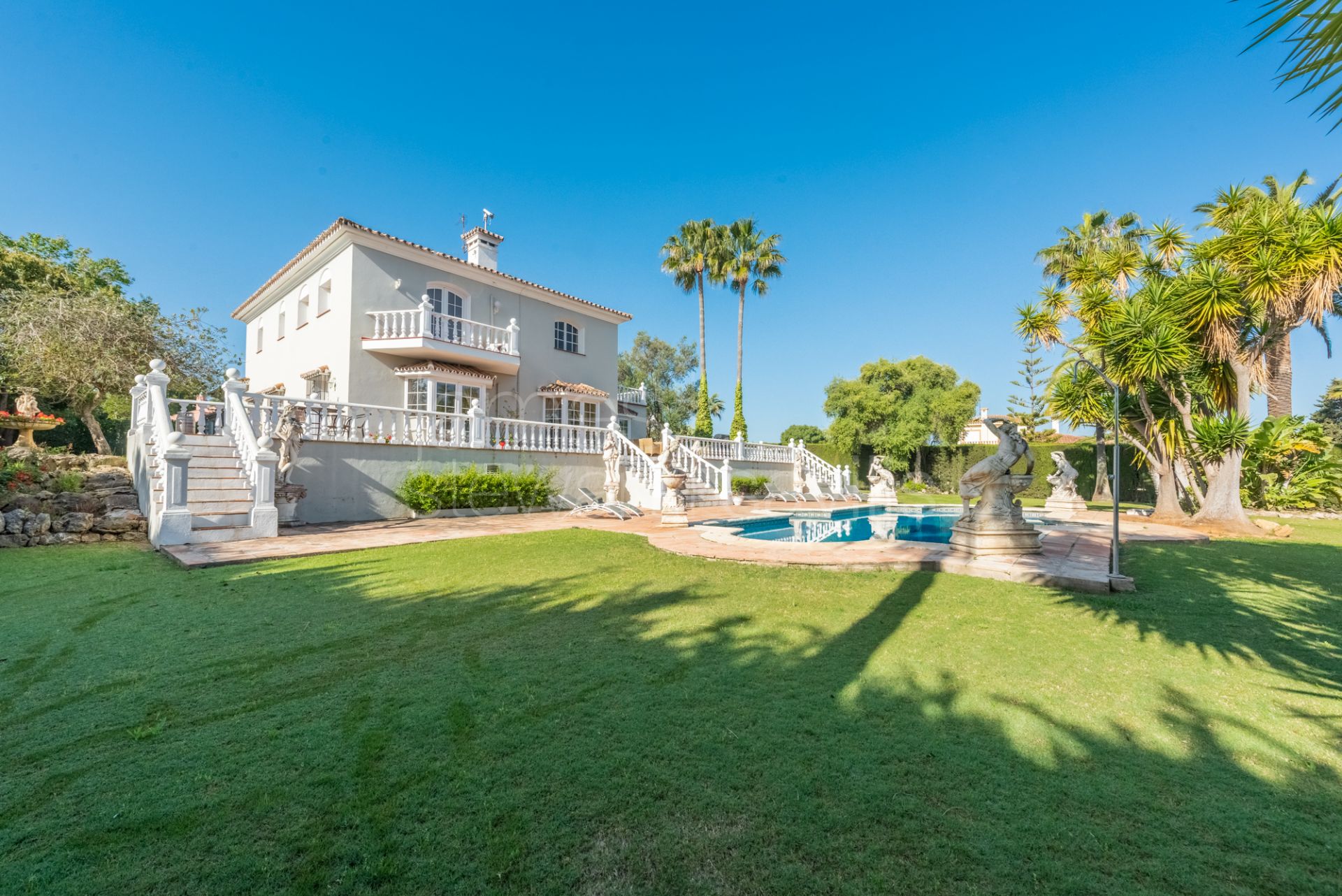 Amplia Villa con Vistas Panorámicas en Venta en la Zona B de Sotogrande Costa