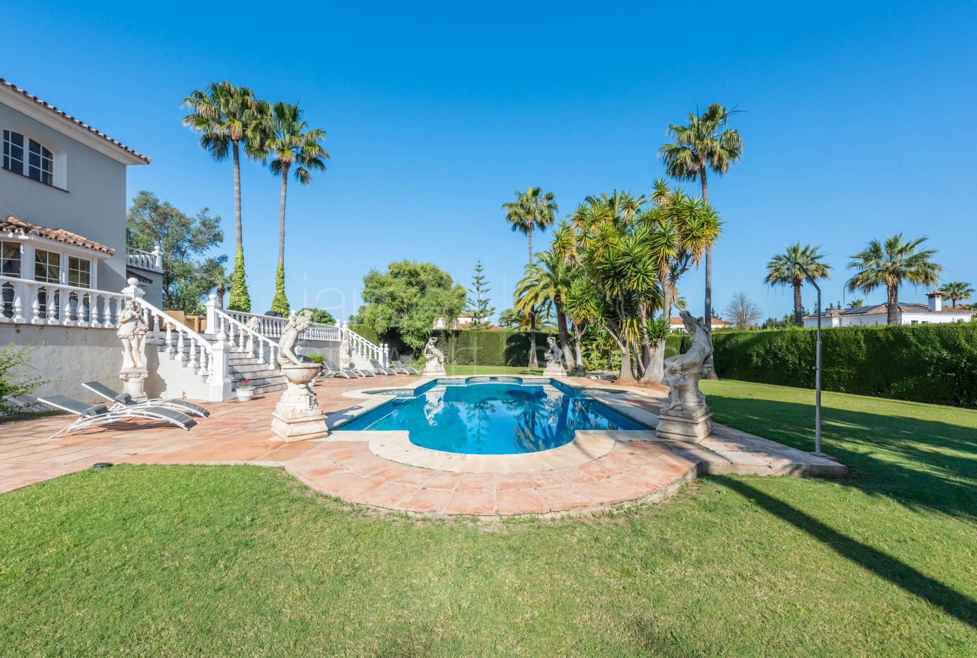 Amplia Villa con Vistas Panorámicas en Venta en la Zona B de Sotogrande Costa