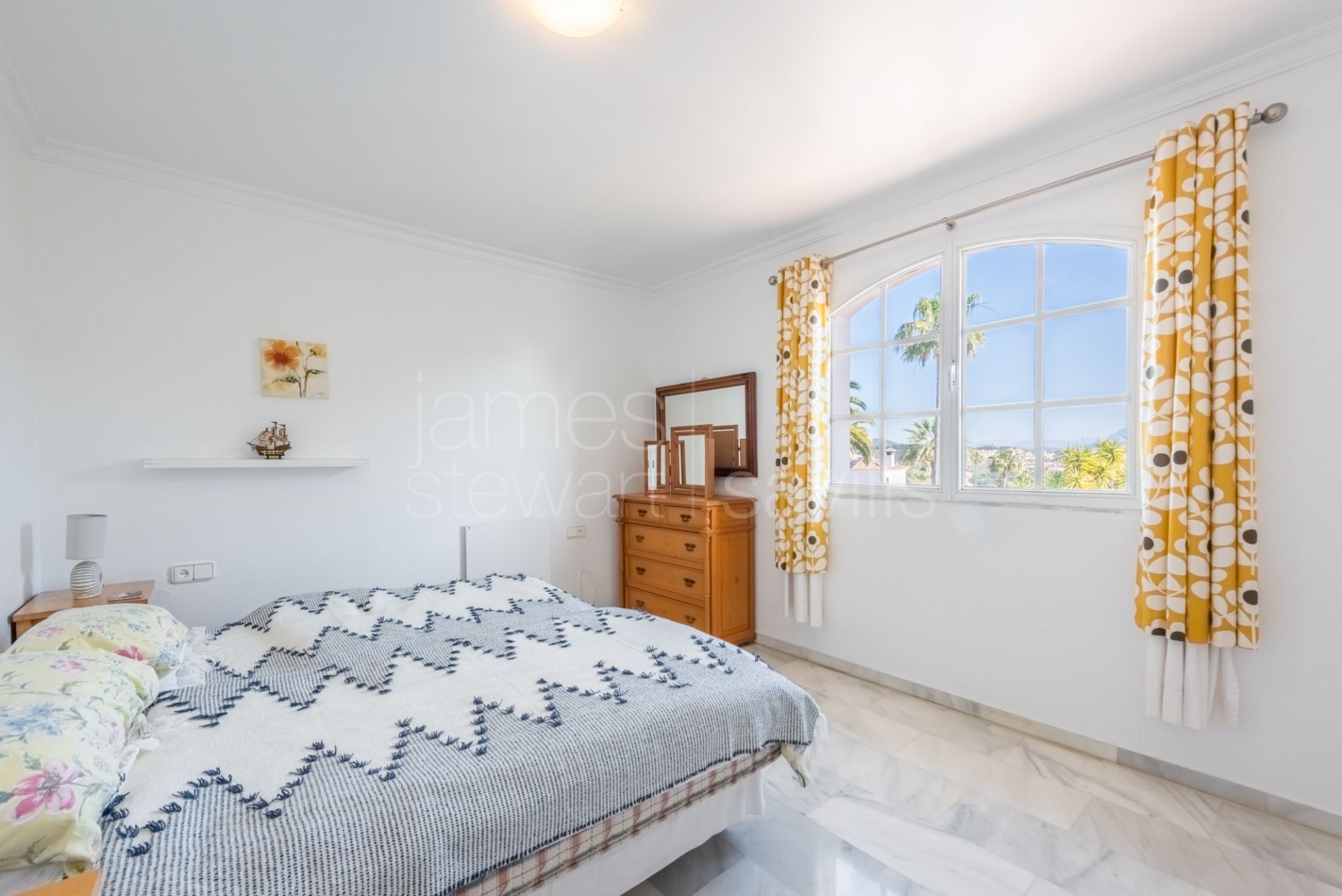 Amplia Villa con Vistas Panorámicas en Venta en la Zona B de Sotogrande Costa