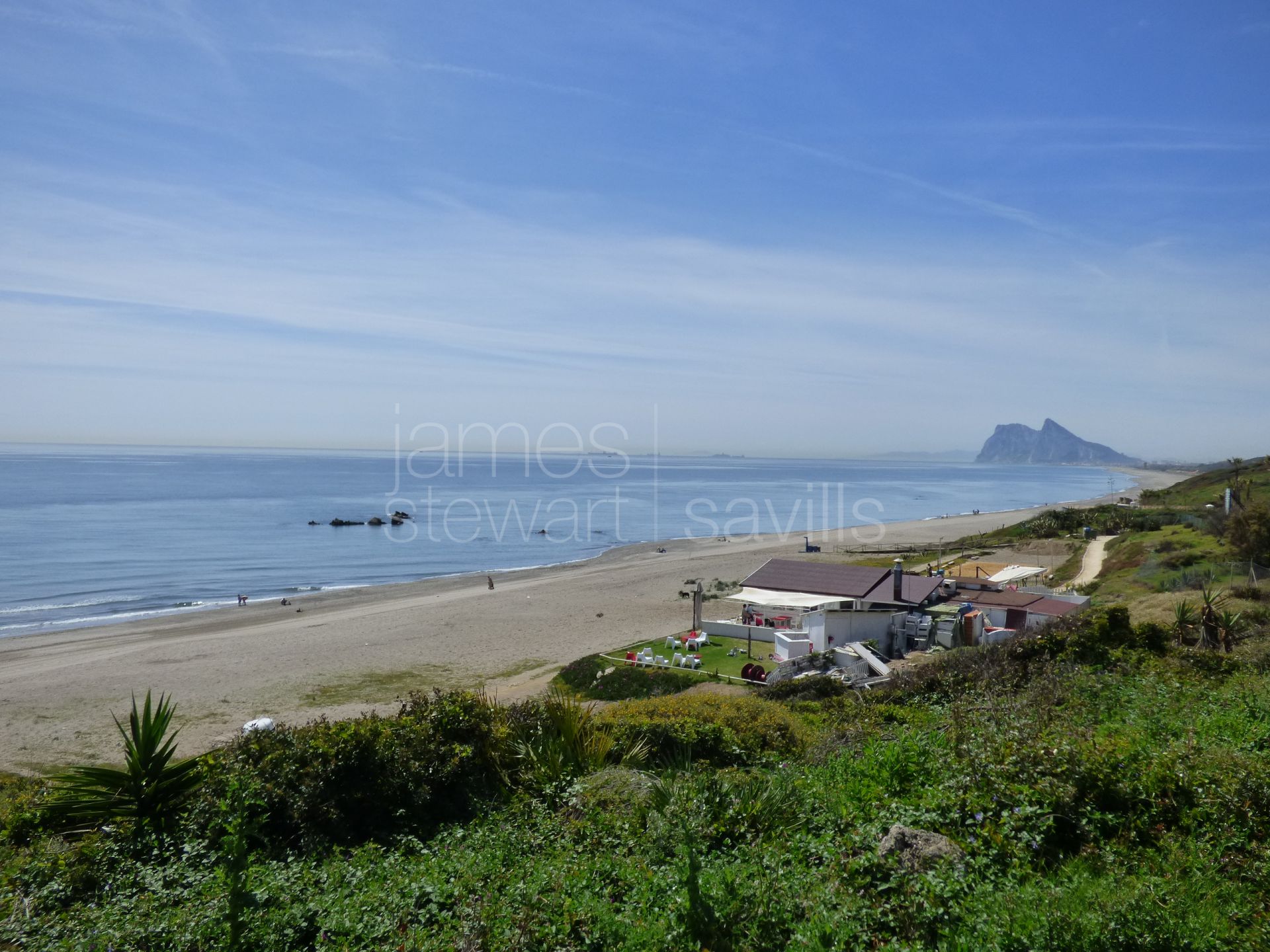 Encanto Moderno y Comodidad en La Alcaidesa: Nuevas Residencias con Vistas al Campo de Golf