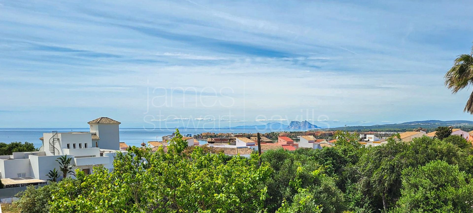 Single storey house with pool with possibility to add a second floor with views of the sea and Gibraltar