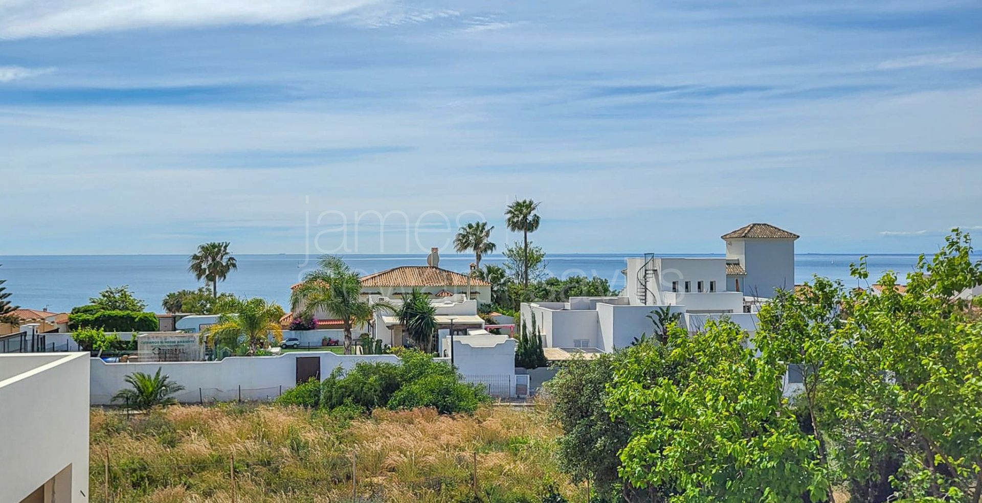 Single storey house with pool with possibility to add a second floor with views of the sea and Gibraltar