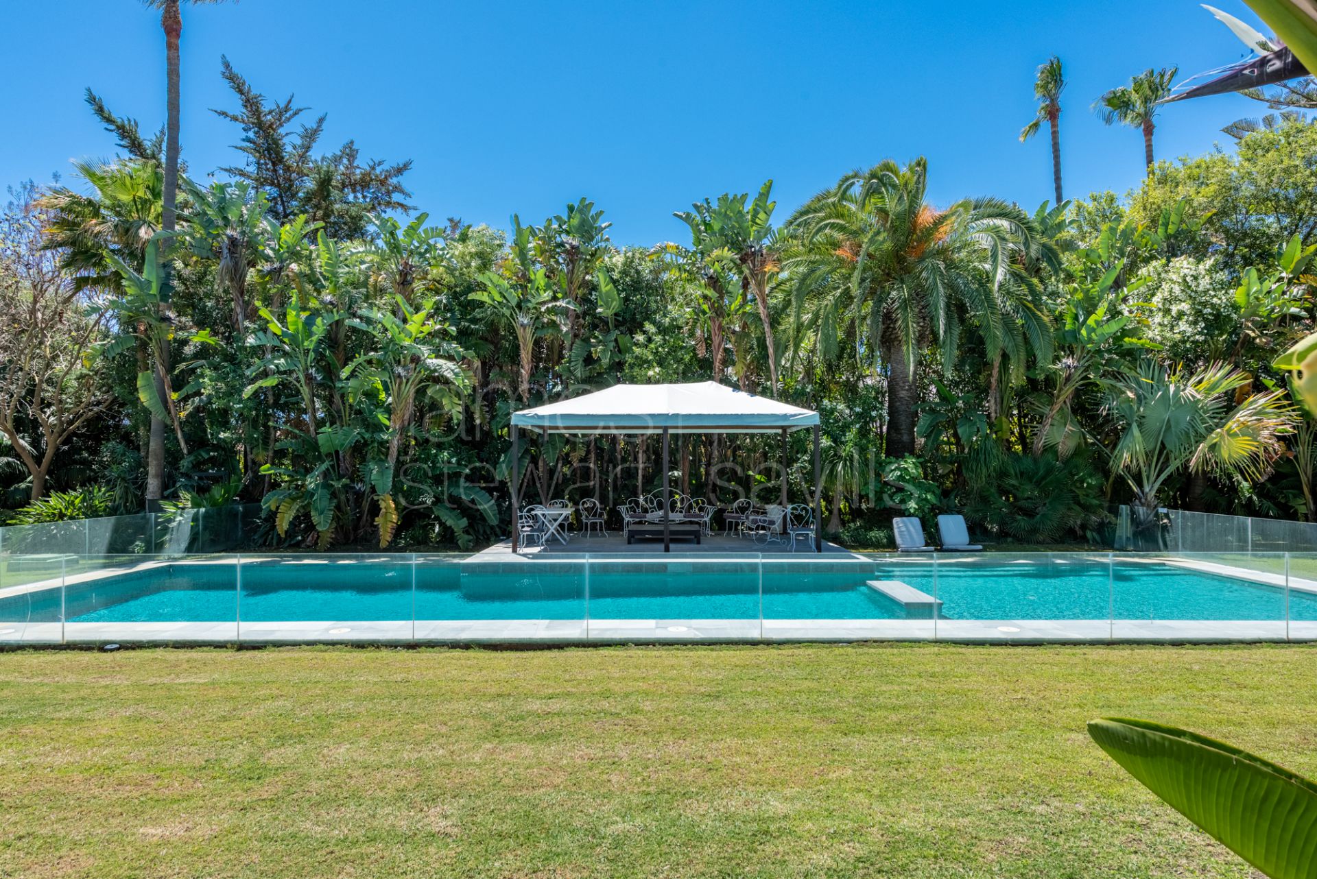 A Sotogrande icon with over 8,900m2 of flat garden