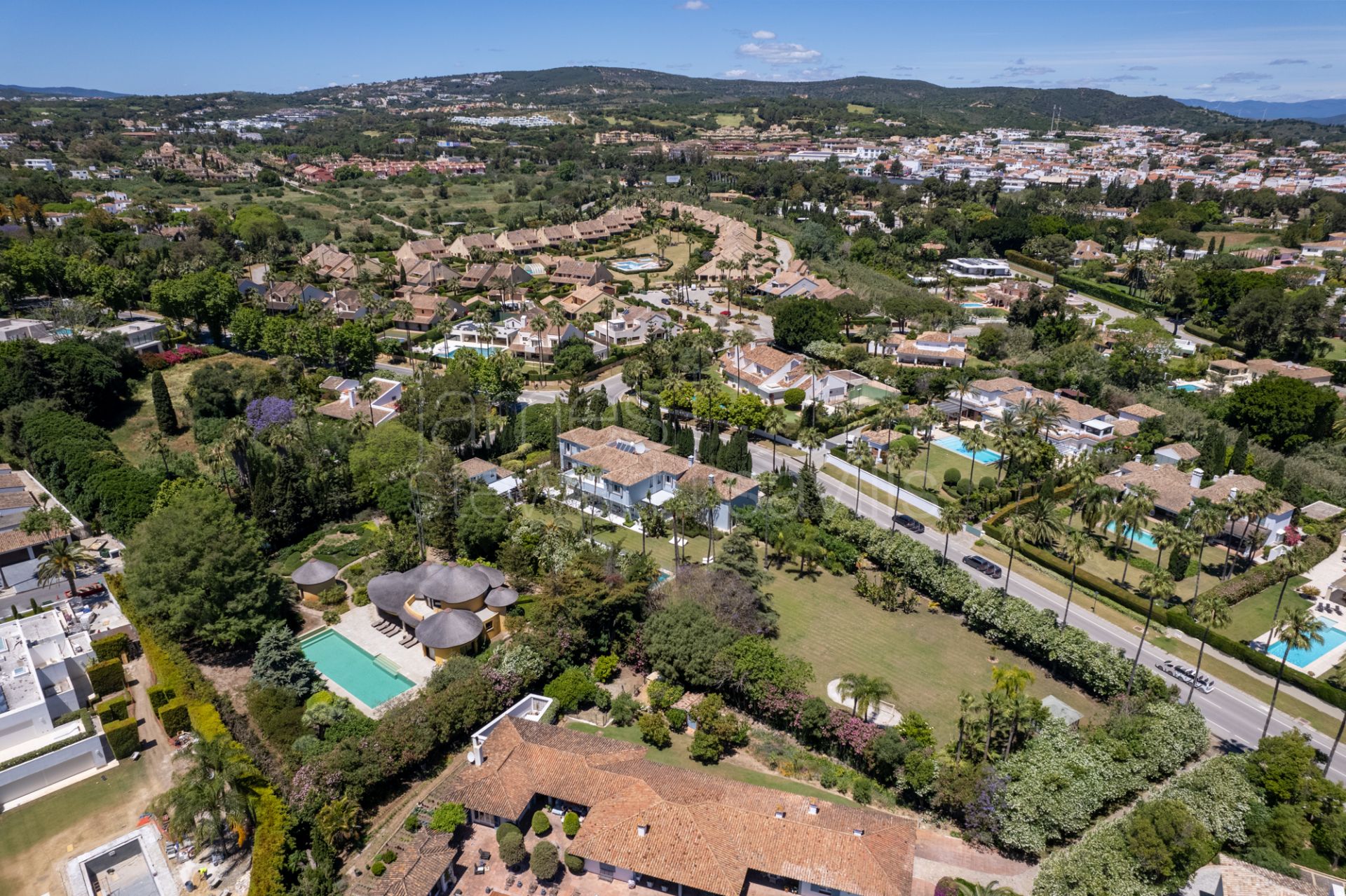 A Sotogrande icon with over 8,900m2 of flat garden