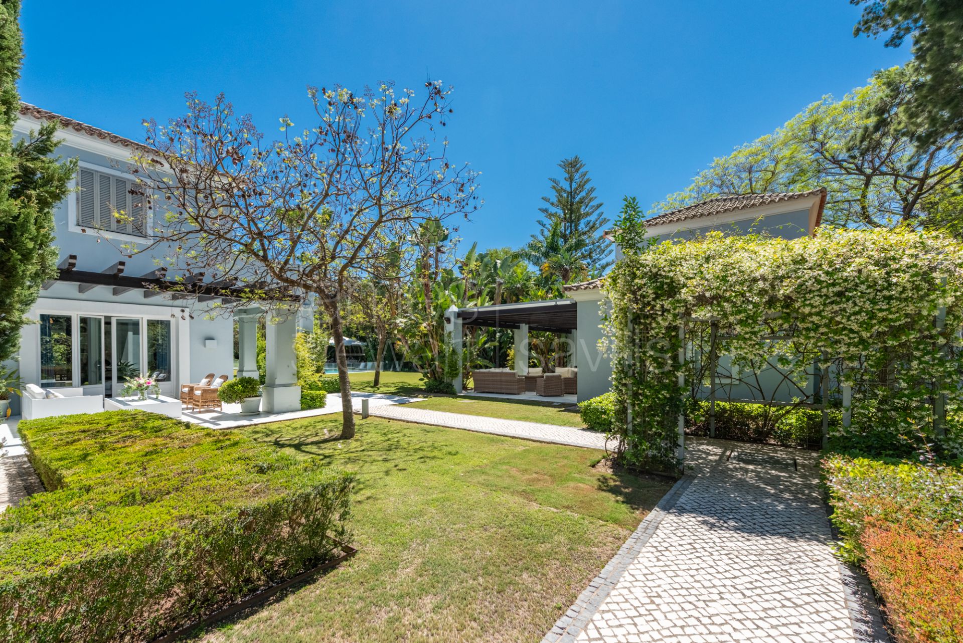 A Sotogrande icon with over 8,900m2 of flat garden