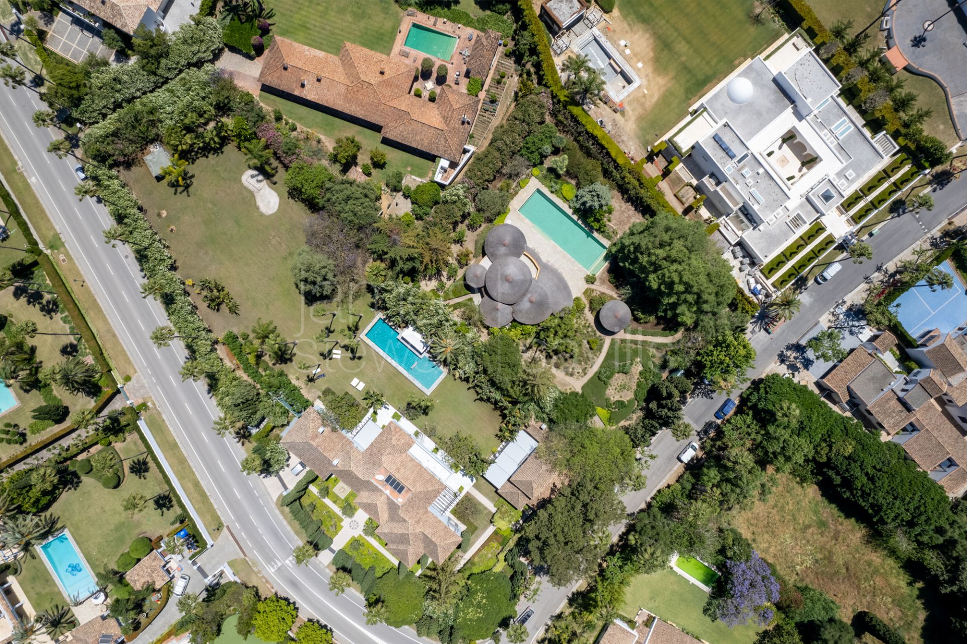 A Sotogrande icon with over 8,900m2 of flat garden