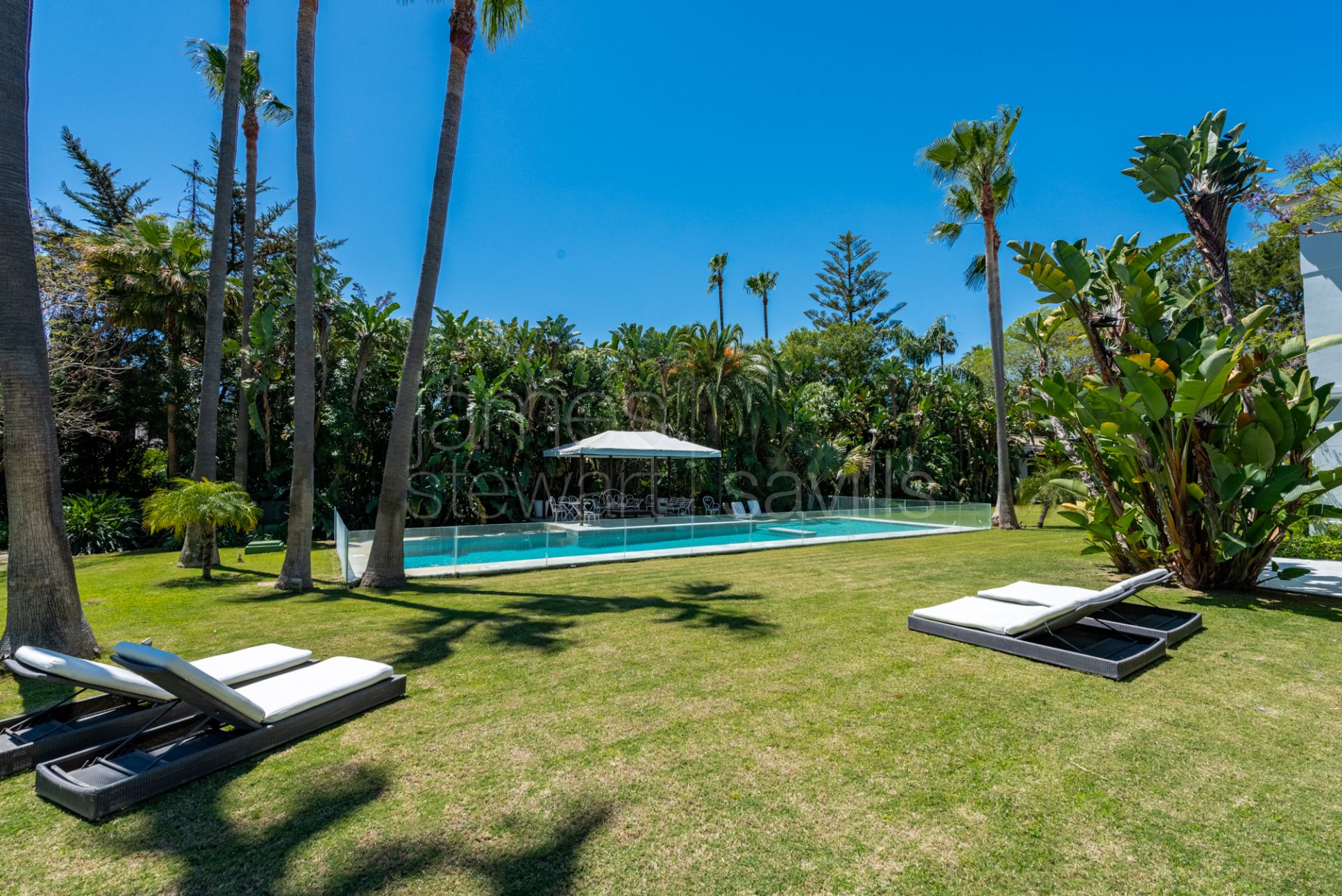 A Sotogrande icon with over 8,900m2 of flat garden