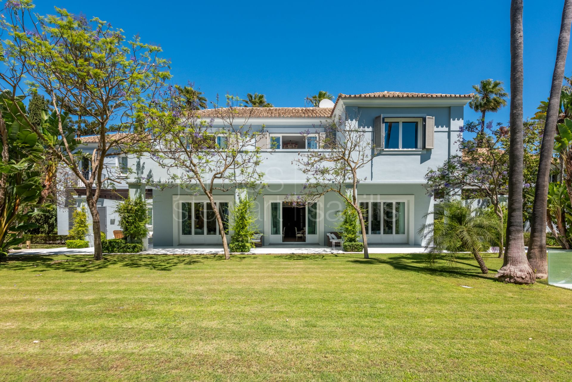 A Sotogrande icon with over 8,900m2 of flat garden