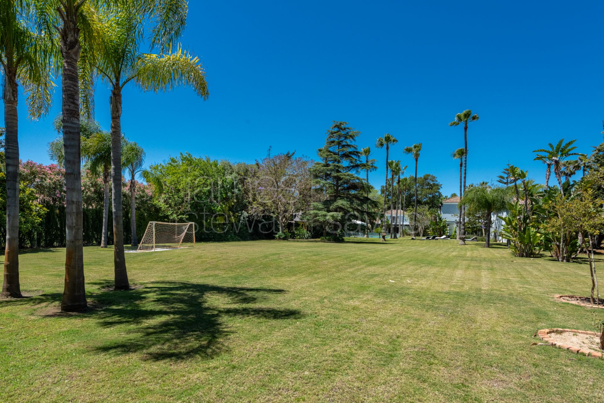 A Sotogrande icon with over 8,900m2 of flat garden