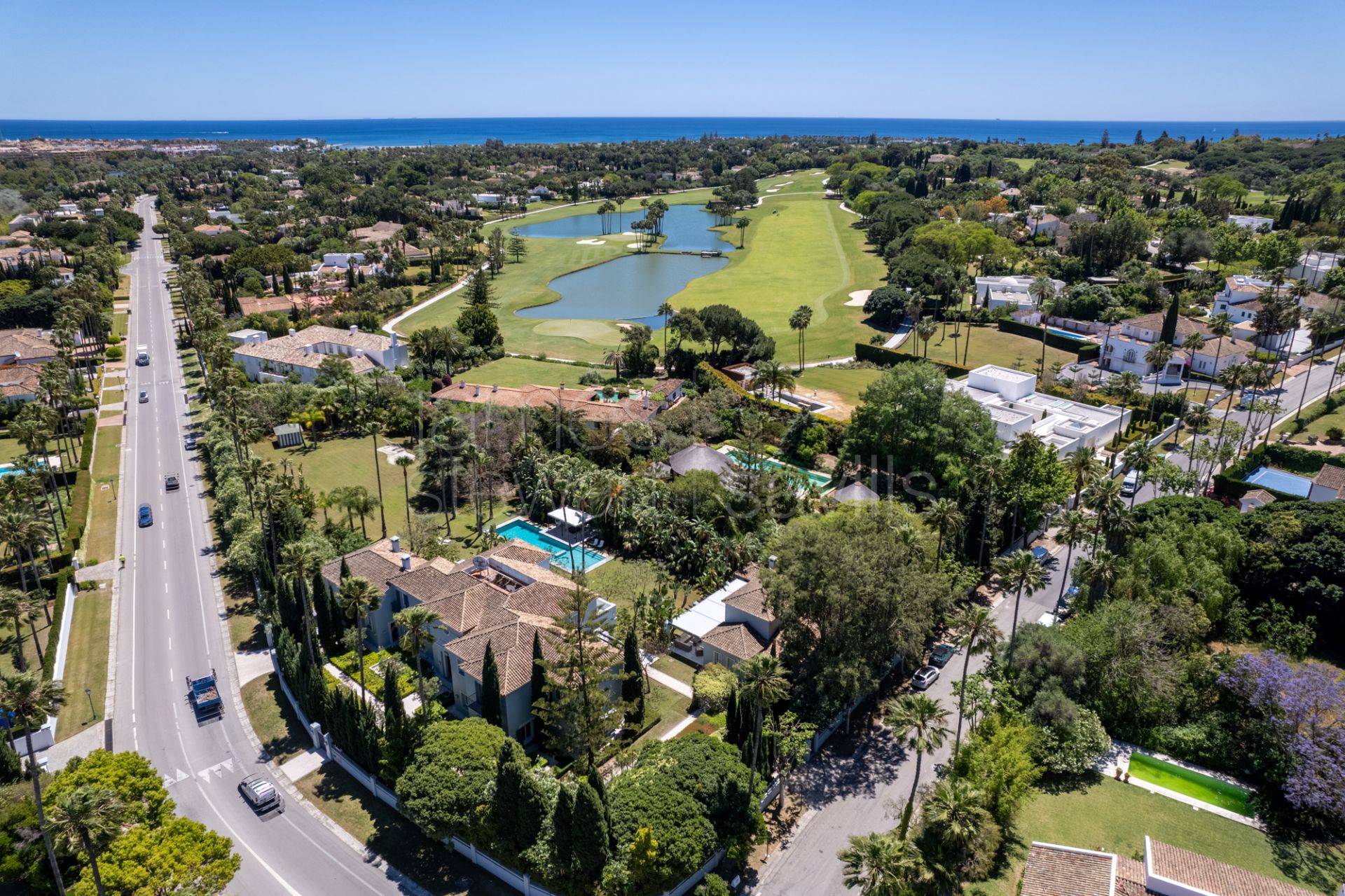 Un icono de Sotogrande con más de 8.900 m2 de jardín plano