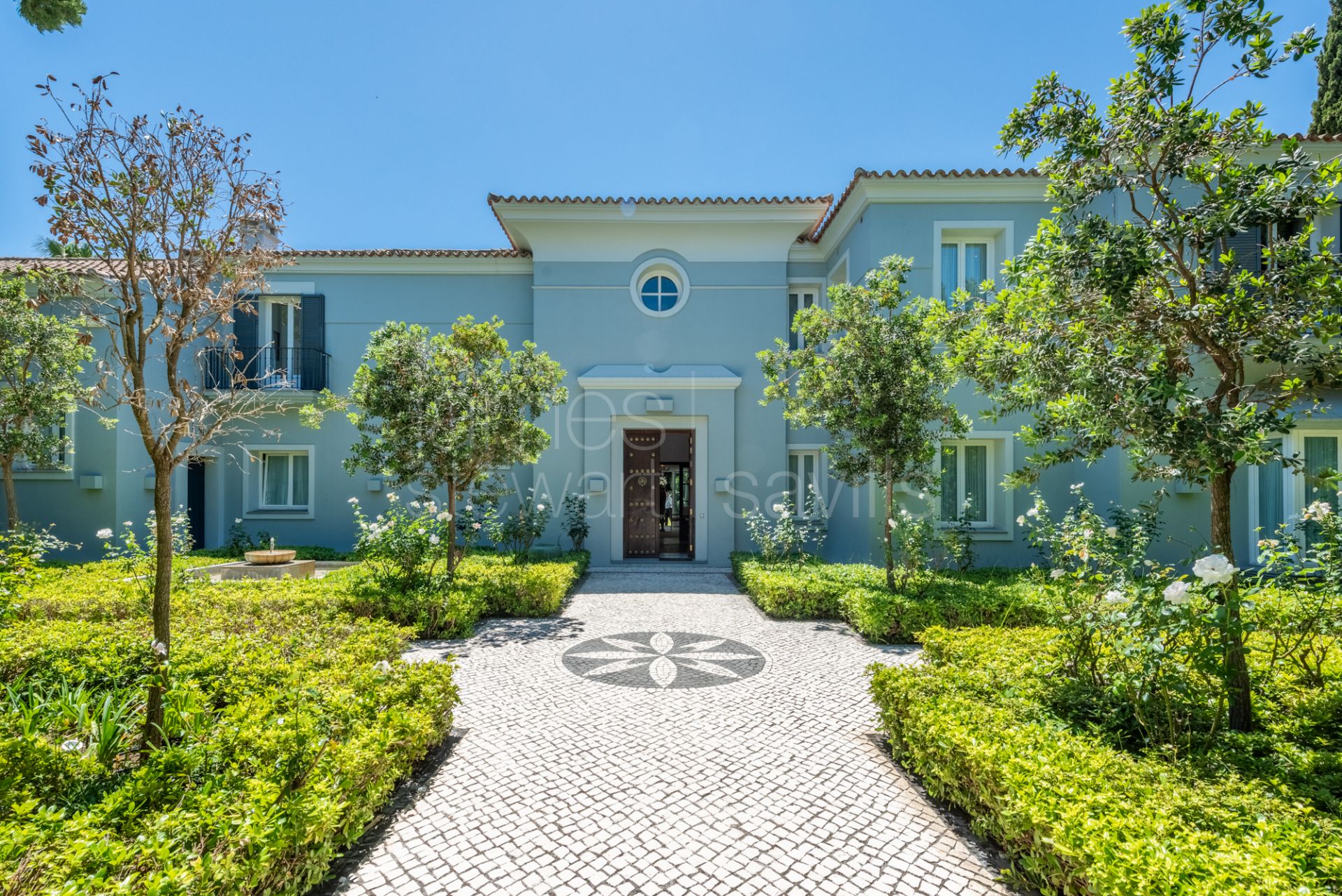 A Sotogrande icon with over 8,900m2 of flat garden