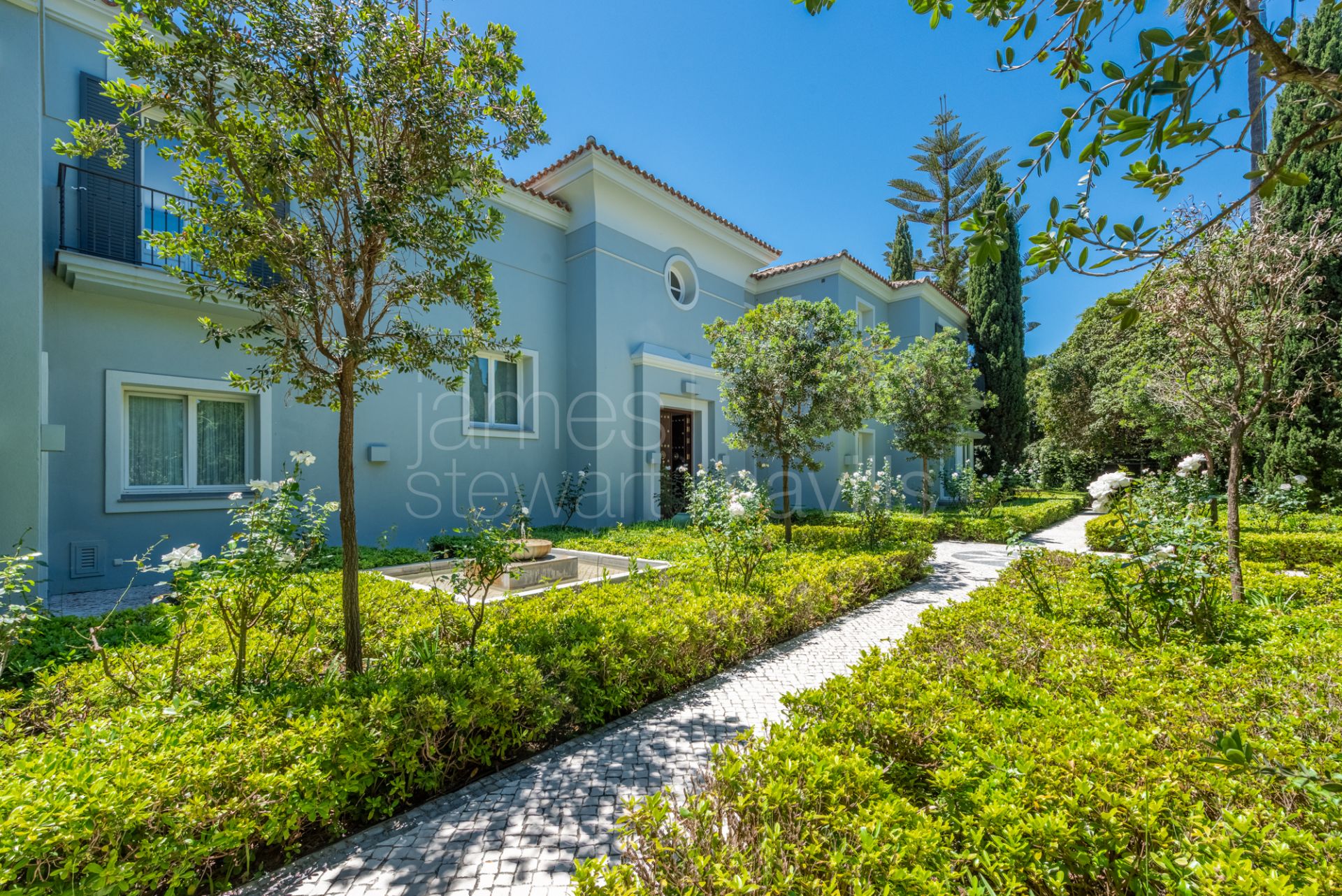 A Sotogrande icon with over 8,900m2 of flat garden