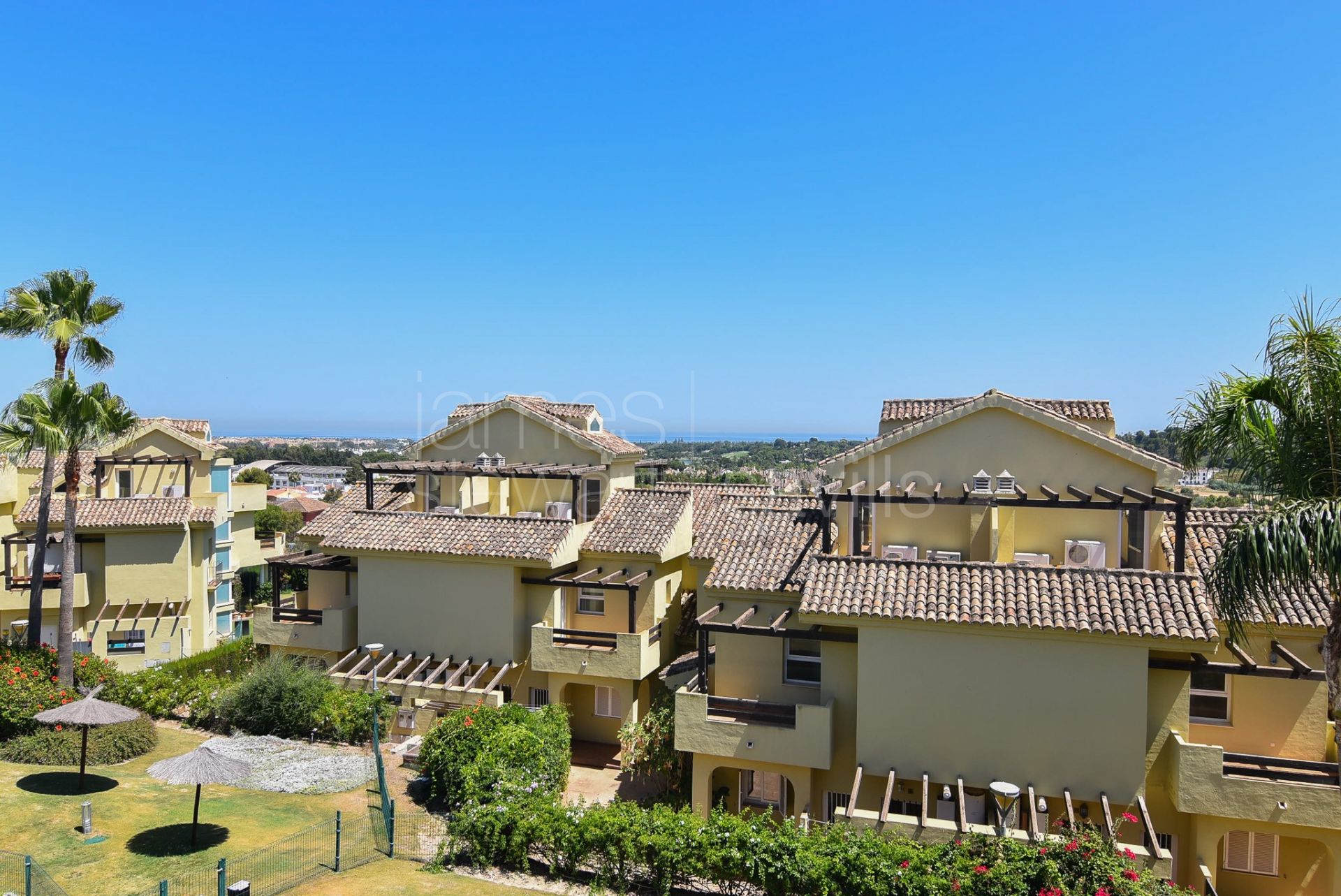 Great top floor apartment in the popular community of Hoyo 1 in Pueblo Nuevo de Guadiaro