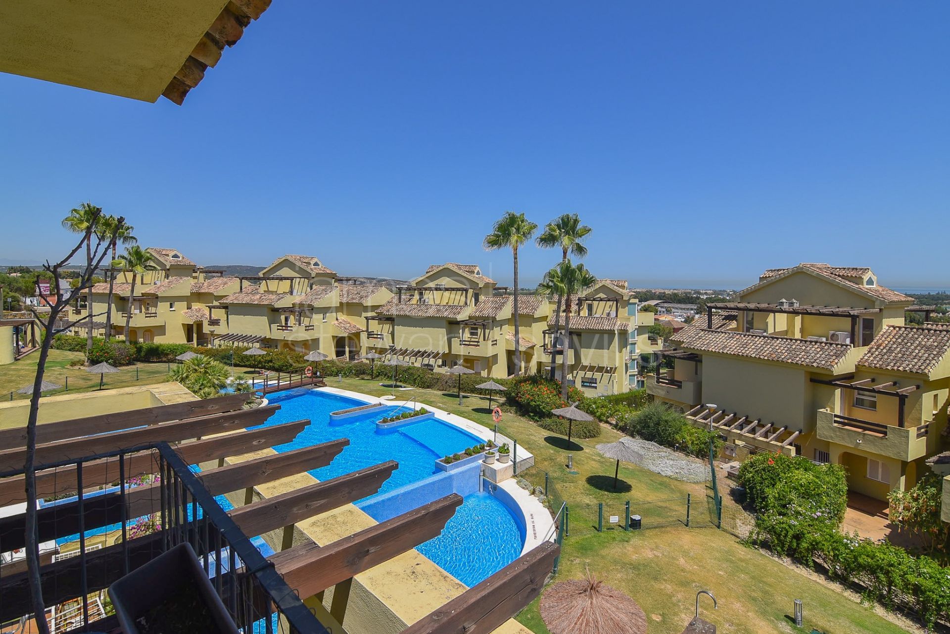 Great top floor apartment in the popular community of Hoyo 1 in Pueblo Nuevo de Guadiaro