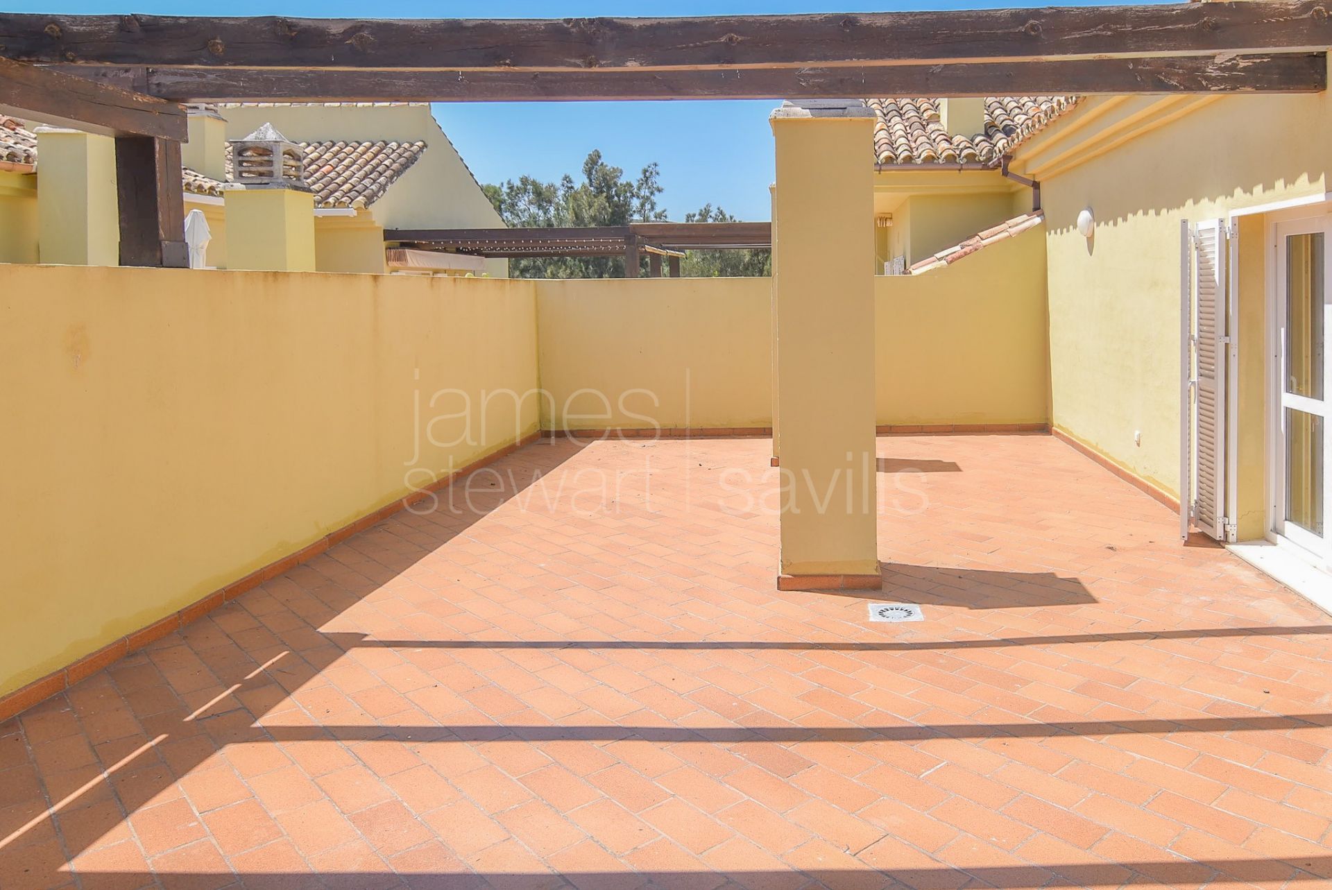 Great top floor apartment in the popular community of Hoyo 1 in Pueblo Nuevo de Guadiaro