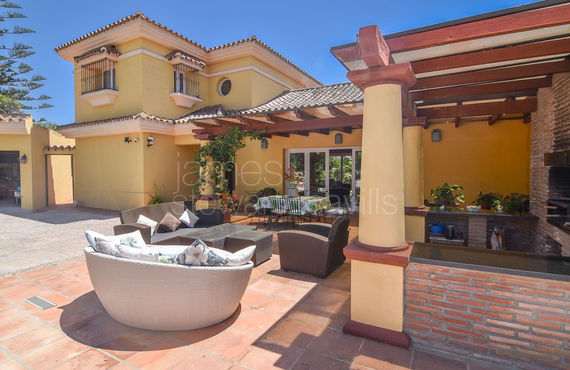 Serene Traditional Villa with Private Pool in Sotogrande Costa