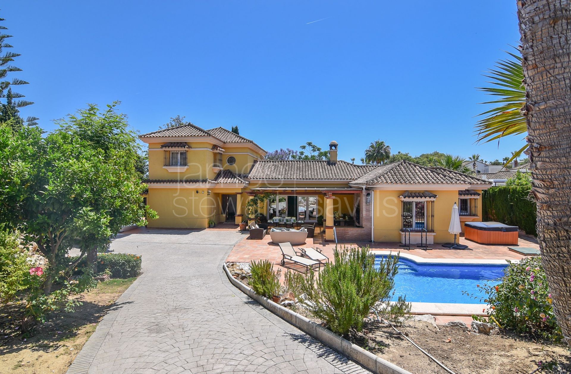 Serene Traditional Villa with Private Pool in Sotogrande Costa