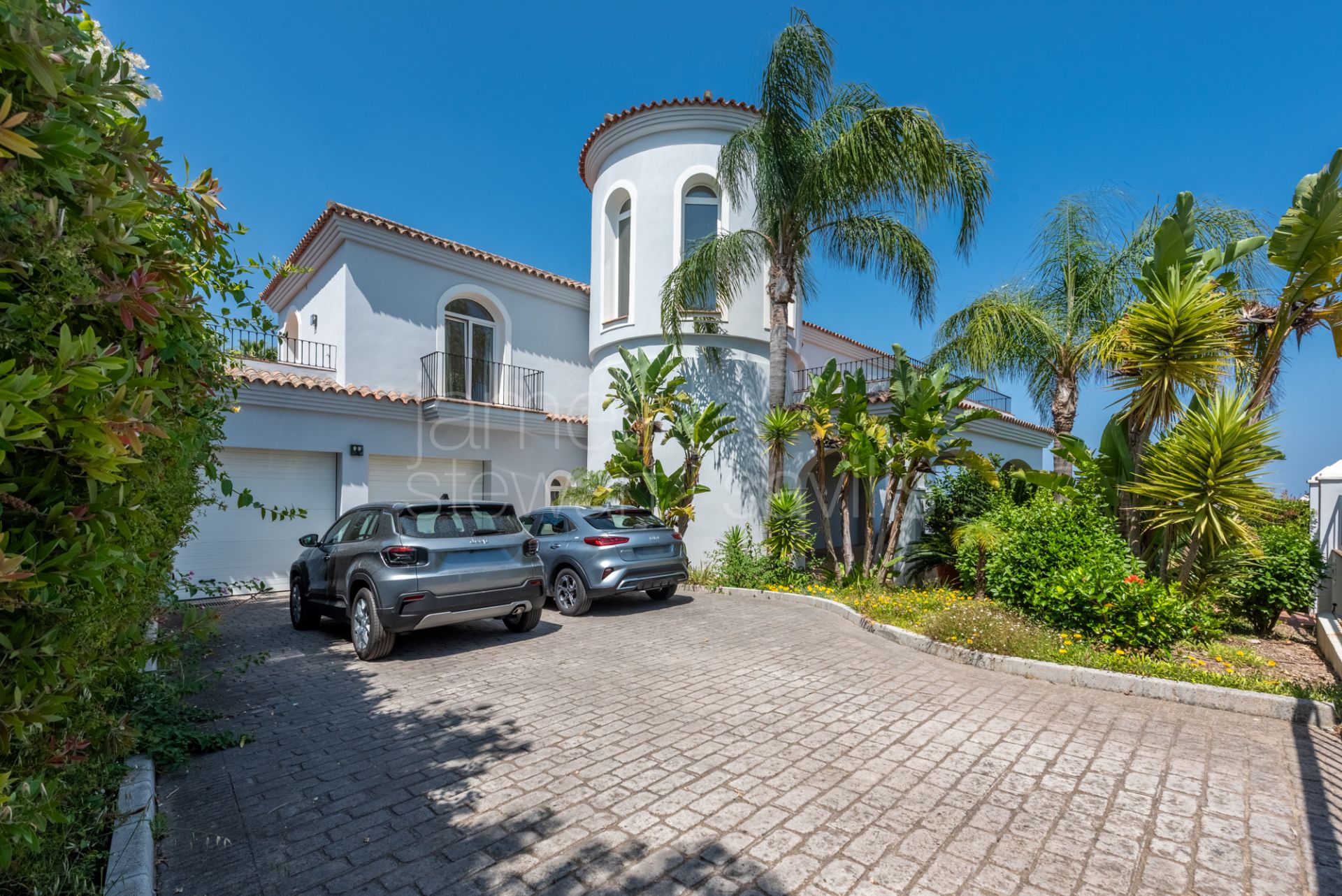 Elegant Golfside Villa with Sea Views in Almenara, Sotogrande Alto