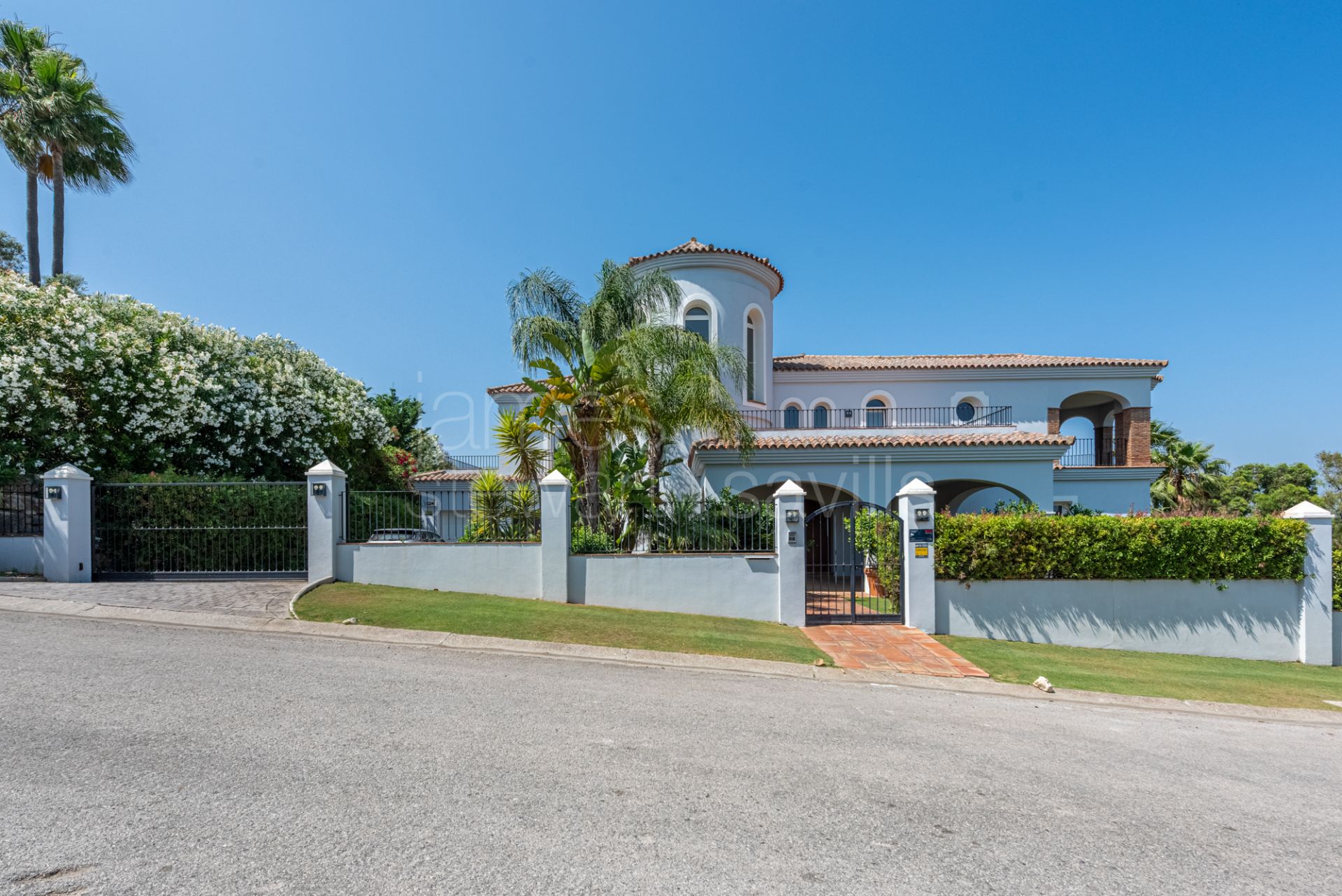 Elegant Golfside Villa with Sea Views in Almenara, Sotogrande Alto