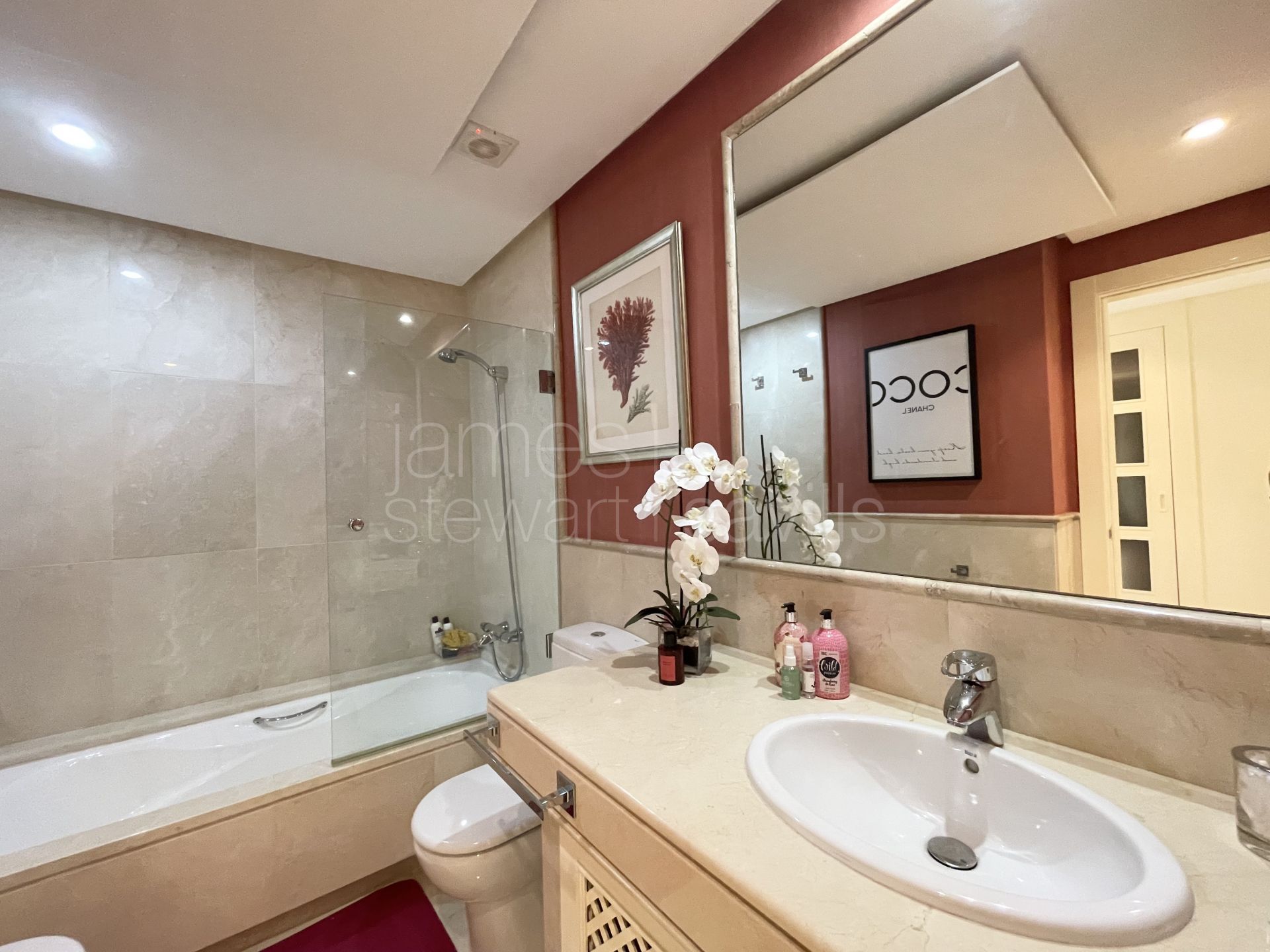 Elegante apartamento de 3 dormitorios en venta en Valgrande, Sotogrande