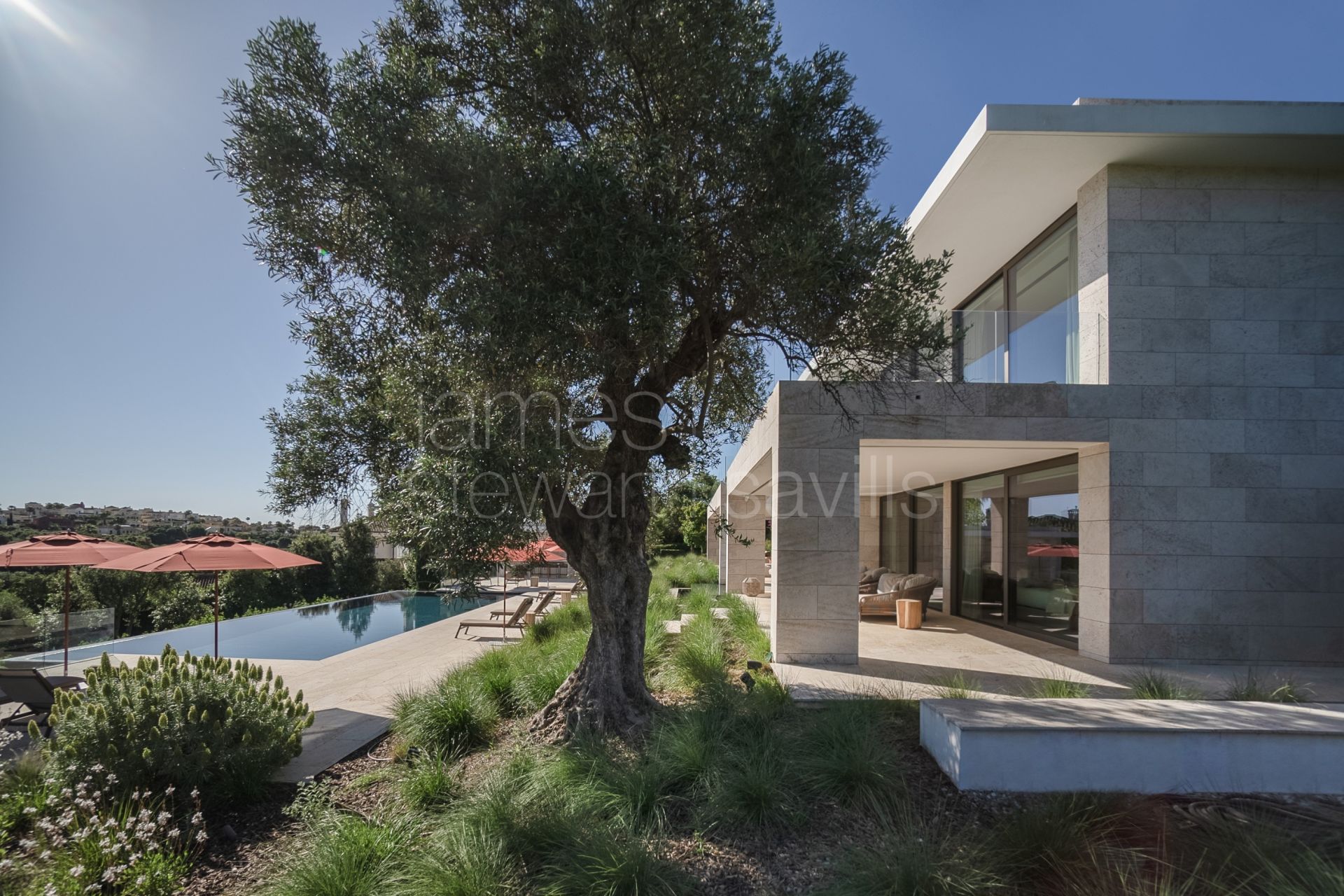 Contemporary 5-Bedroom Villa with Golf Views in La Reserva Sotogrande