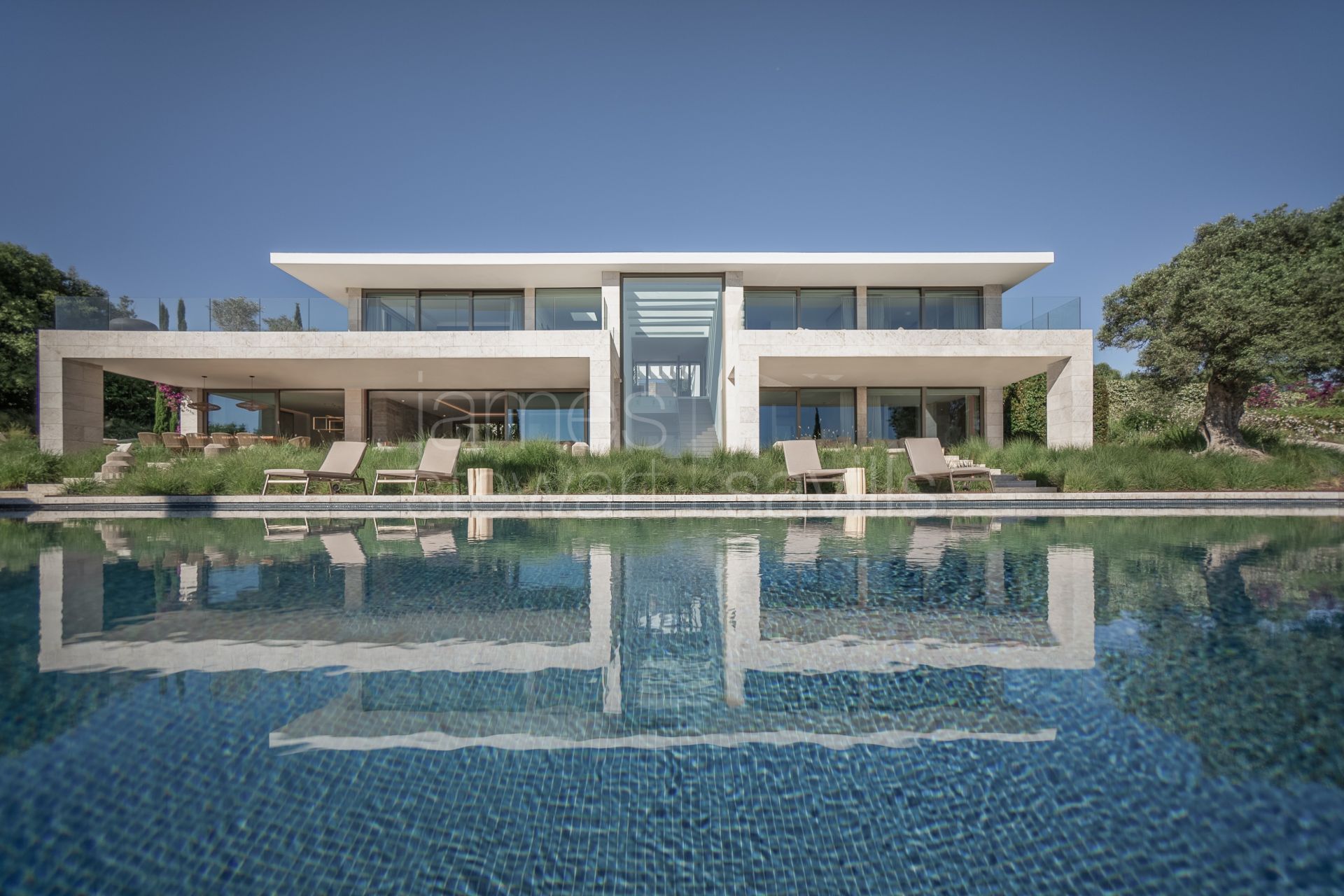 Contemporary 5-Bedroom Villa with Golf Views in La Reserva Sotogrande