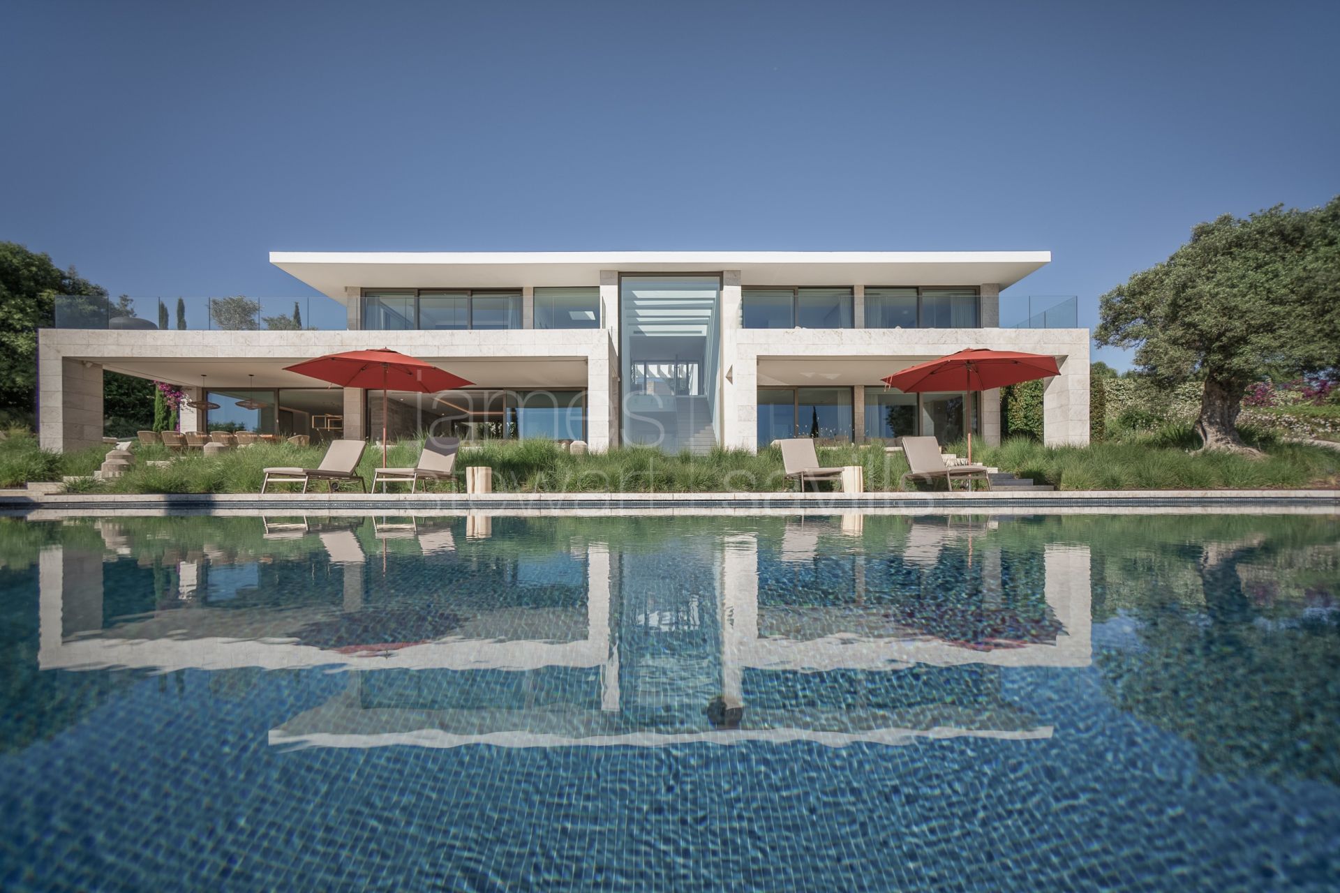 Contemporary 5-Bedroom Villa with Golf Views in La Reserva Sotogrande