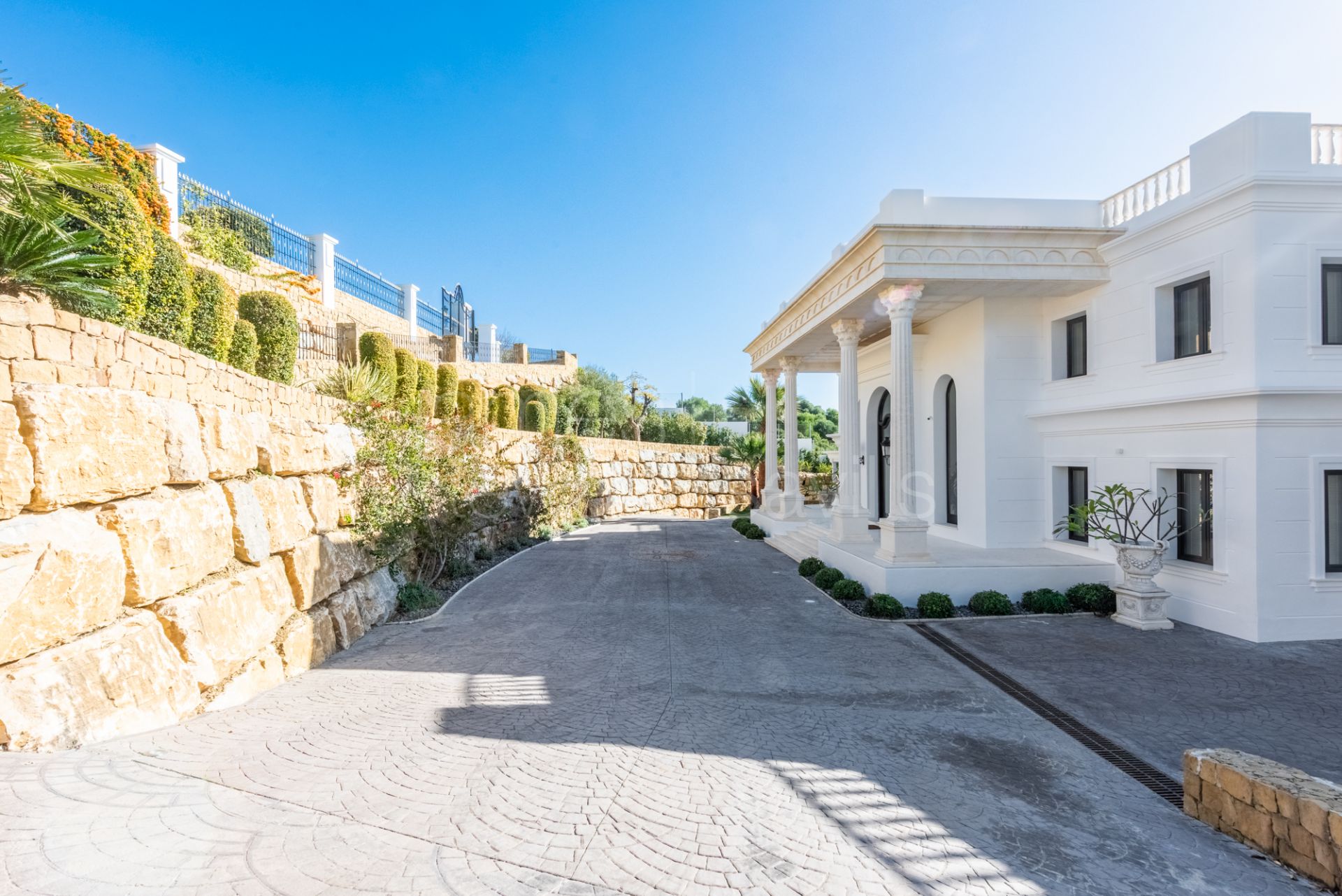 Elegant 5-Bedroom Villa with Indoor Spa and Panoramic Views in La Reserva, Sotogrande
