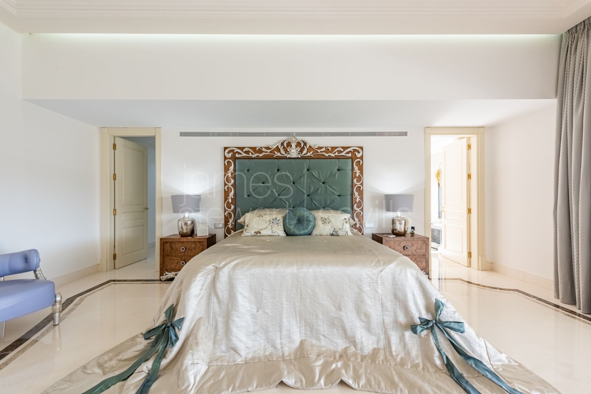 Elegant 5-Bedroom Villa with Indoor Spa and Panoramic Views in La Reserva, Sotogrande