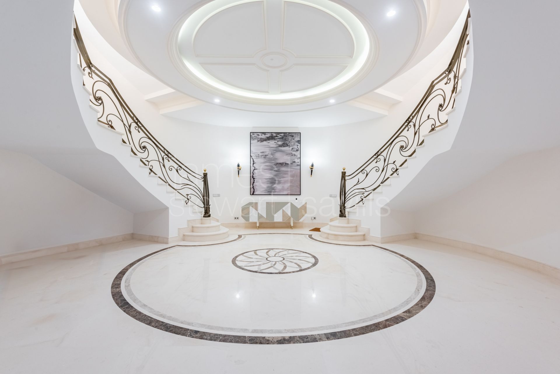 Elegant 5-Bedroom Villa with Indoor Spa and Panoramic Views in La Reserva, Sotogrande