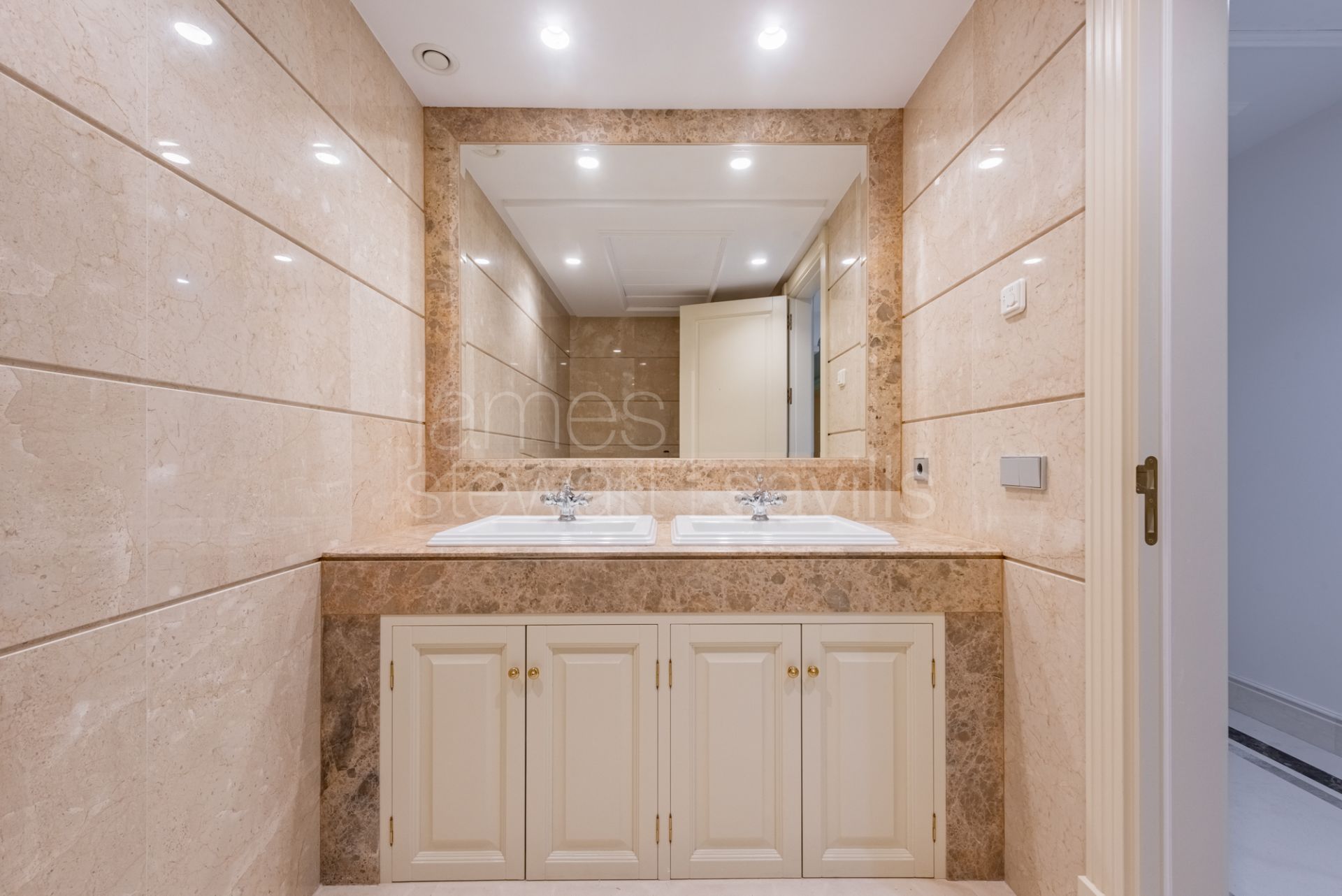 Elegant 5-Bedroom Villa with Indoor Spa and Panoramic Views in La Reserva, Sotogrande