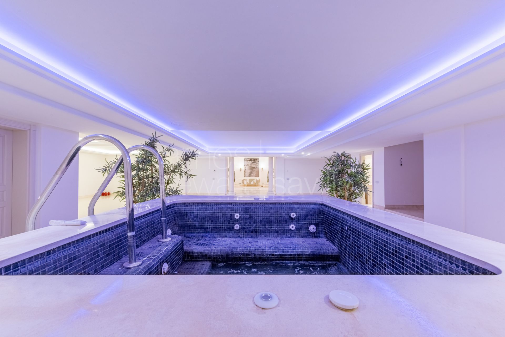 Elegant 5-Bedroom Villa with Indoor Spa and Panoramic Views in La Reserva, Sotogrande