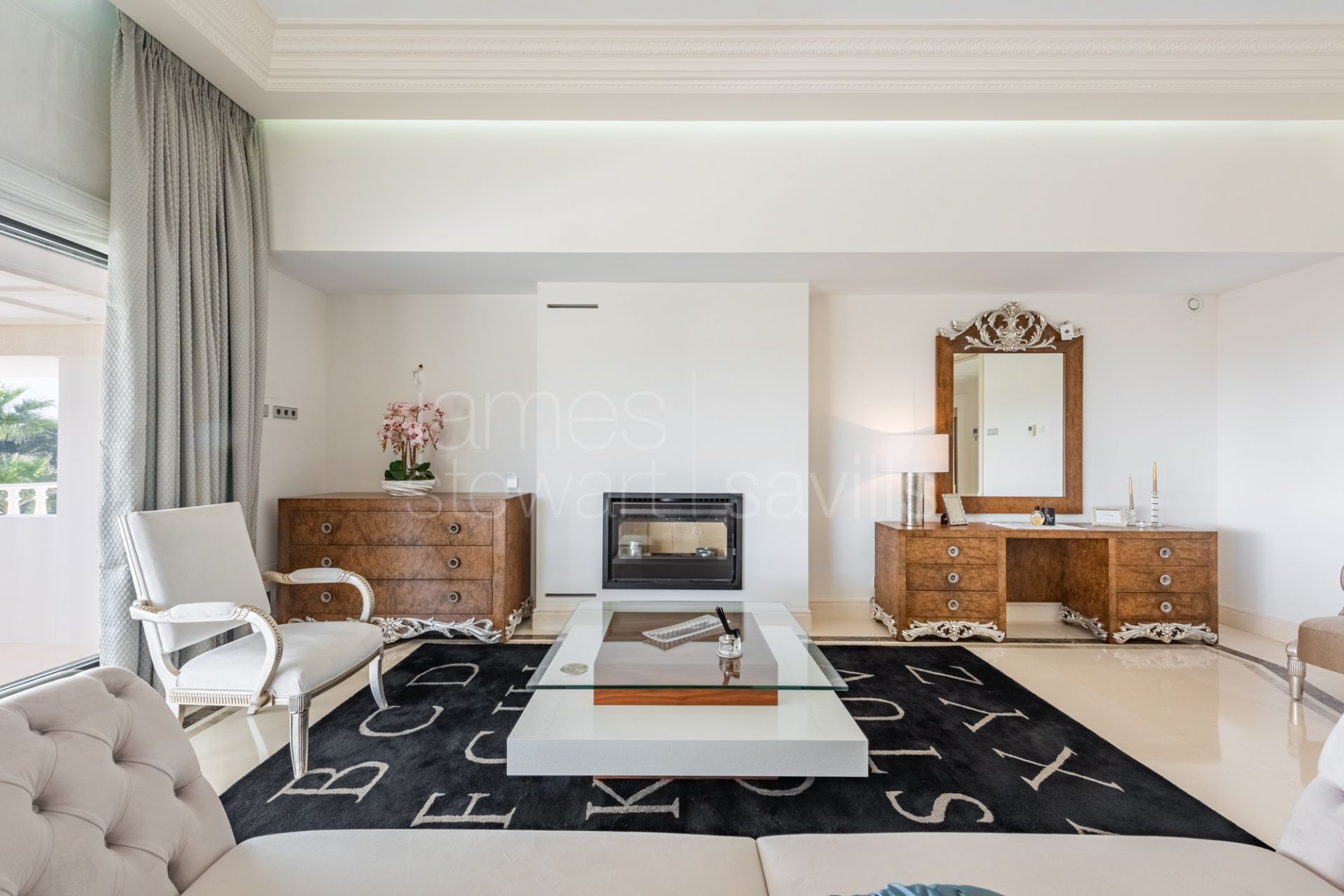 Elegant 5-Bedroom Villa with Indoor Spa and Panoramic Views in La Reserva, Sotogrande