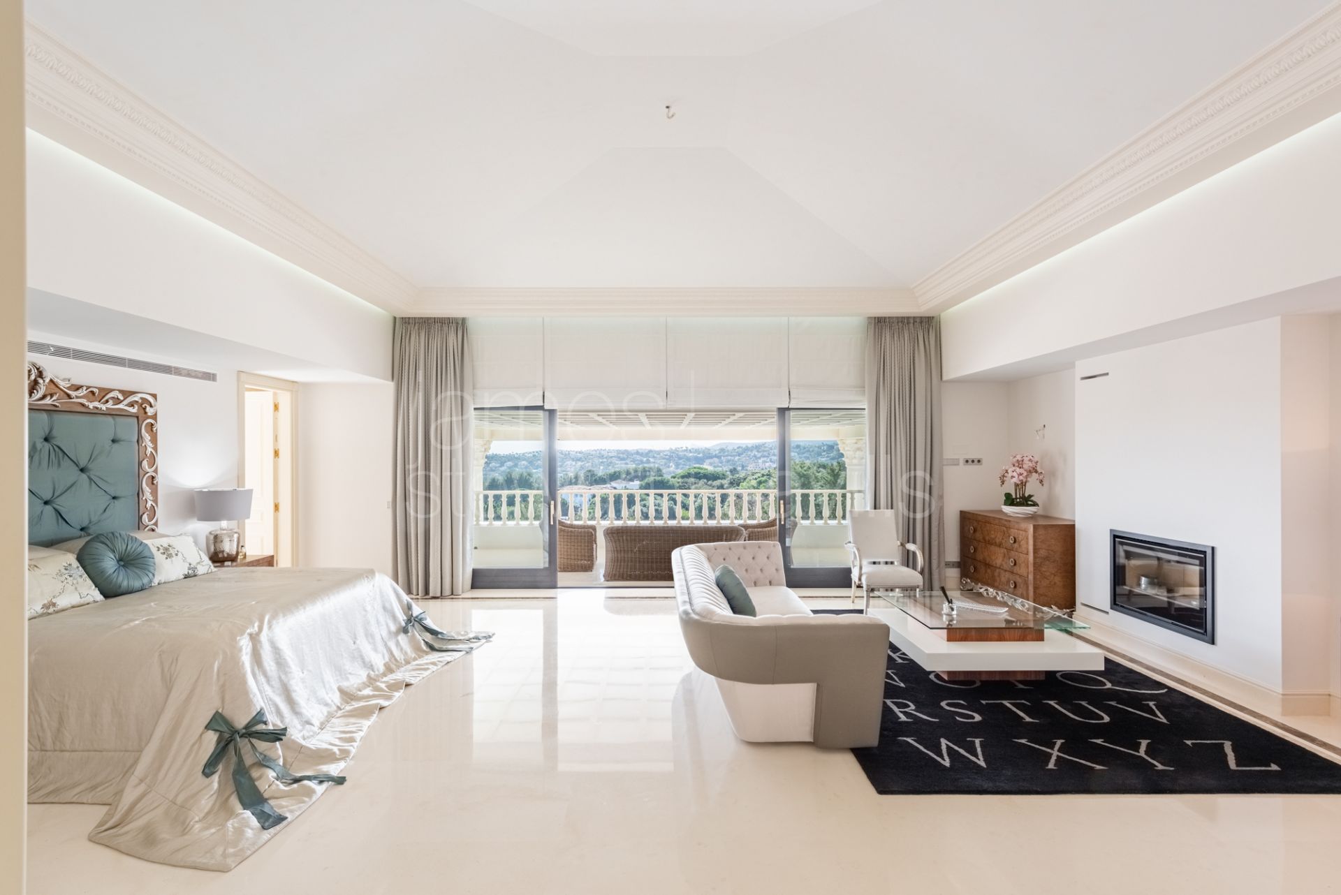 Elegant 5-Bedroom Villa with Indoor Spa and Panoramic Views in La Reserva, Sotogrande