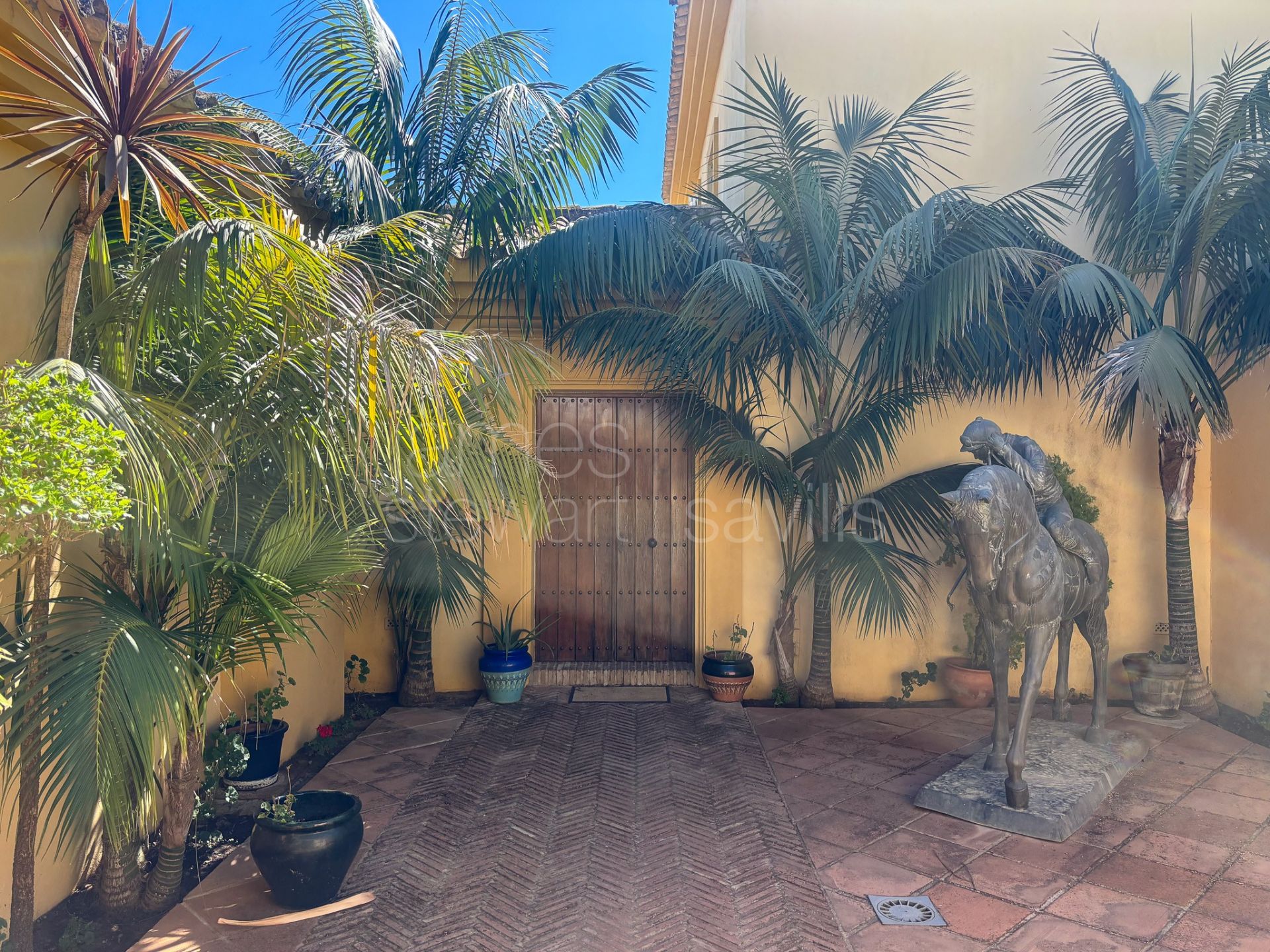 Villa for sale in Sotogrande Alto, Almenara – Quiet setting with garden, pool and views