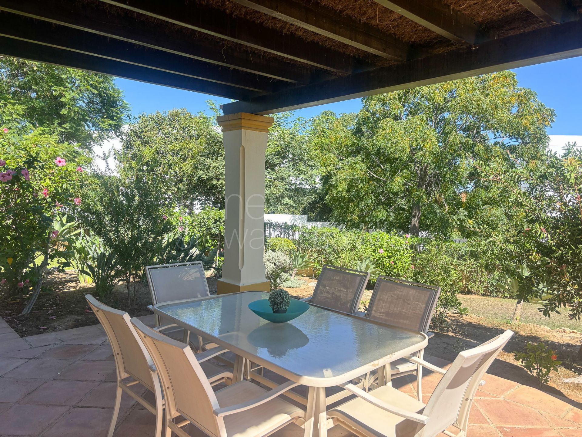 Villa for sale in Sotogrande Alto, Almenara – Quiet setting with garden, pool and views