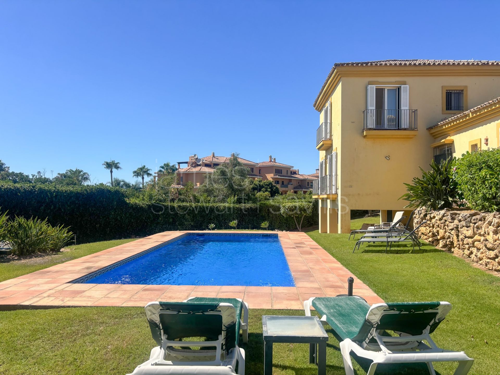 Villa for sale in Sotogrande Alto, Almenara – Quiet setting with garden, pool and views