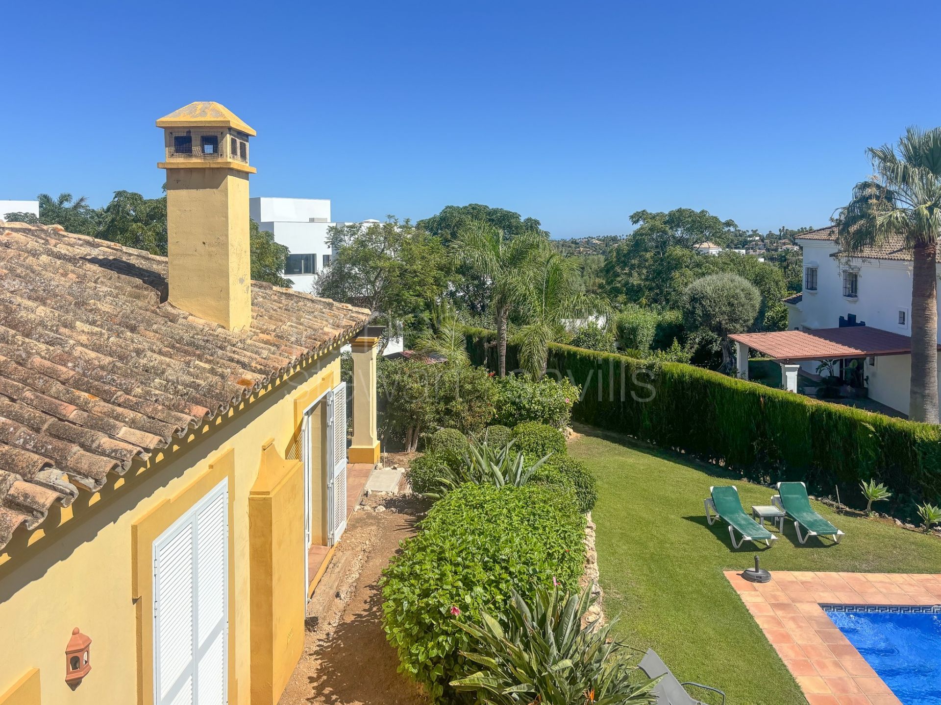 Villa for sale in Sotogrande Alto, Almenara – Quiet setting with garden, pool and views