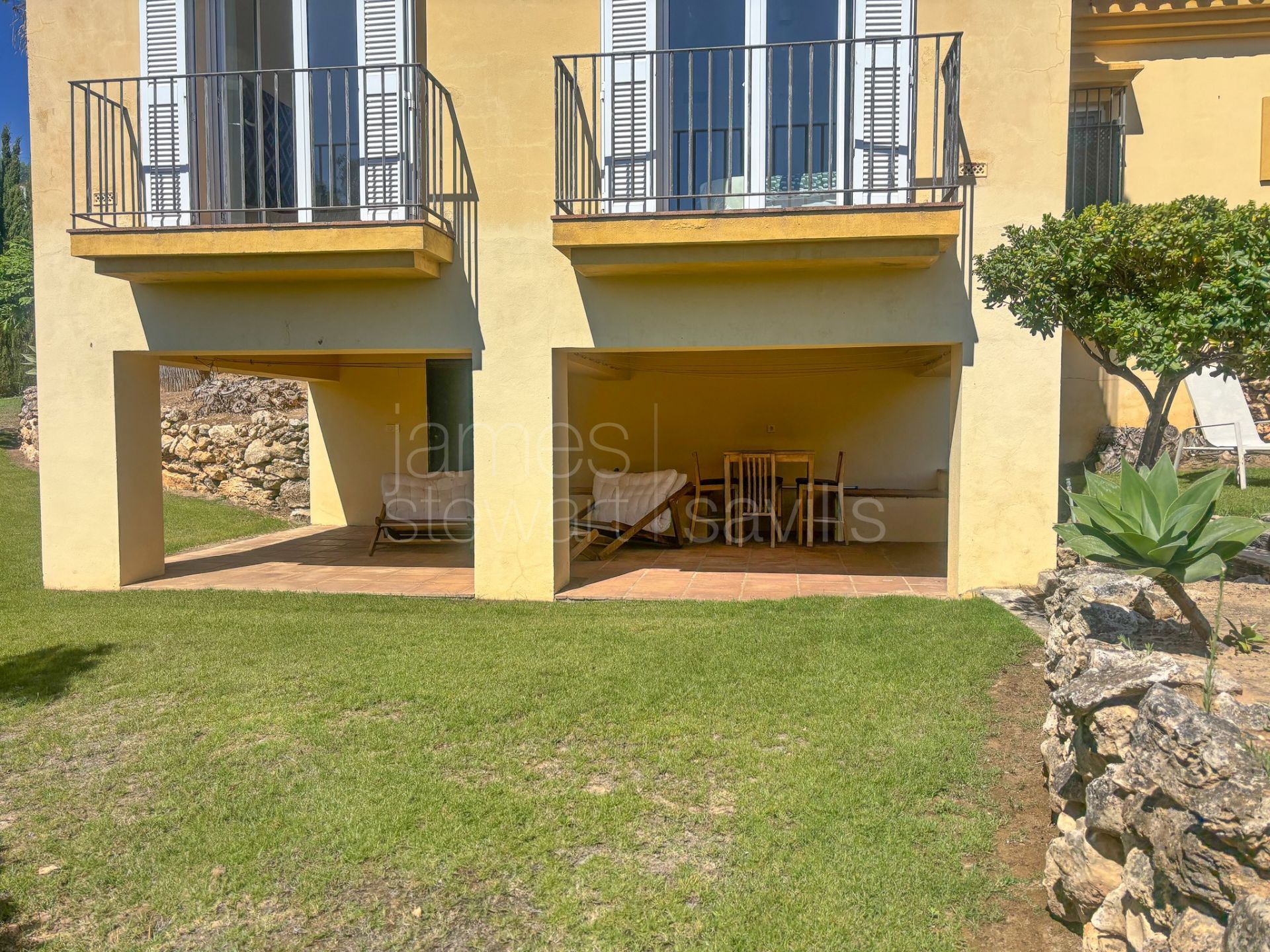 Villa for sale in Sotogrande Alto, Almenara – Quiet setting with garden, pool and views