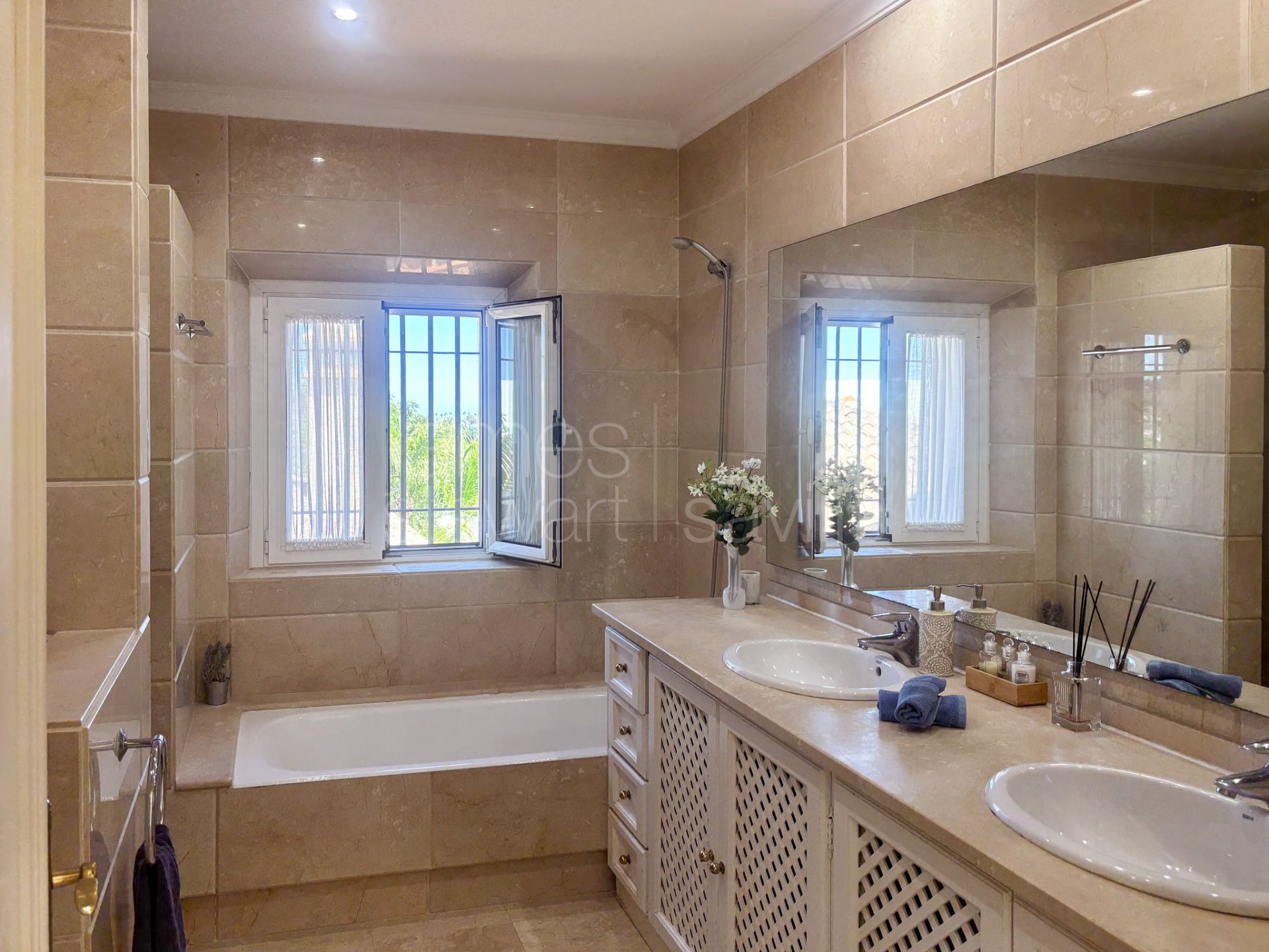 Villa for sale in Sotogrande Alto, Almenara – Quiet setting with garden, pool and views