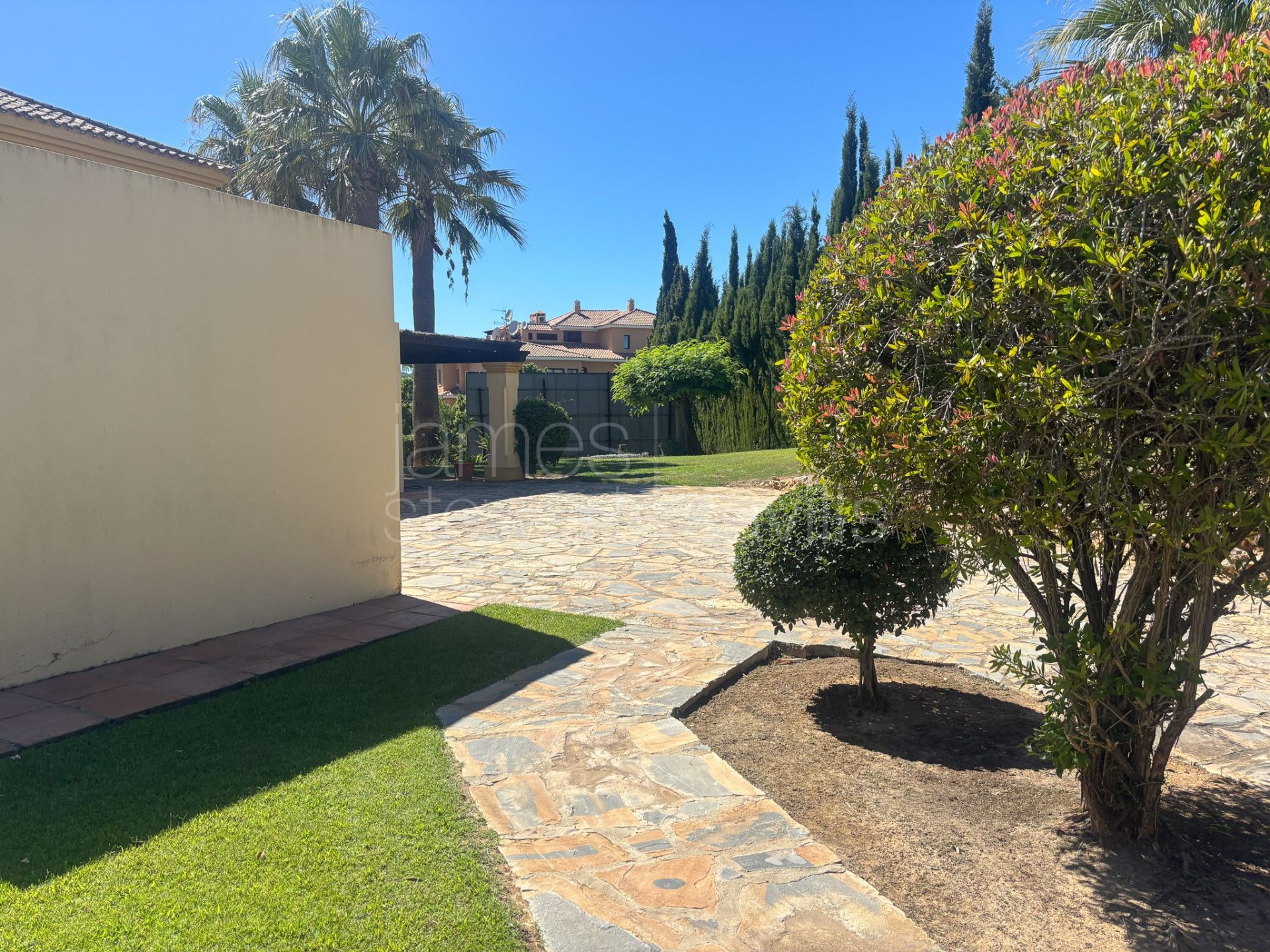 Villa for sale in Sotogrande Alto, Almenara – Quiet setting with garden, pool and views