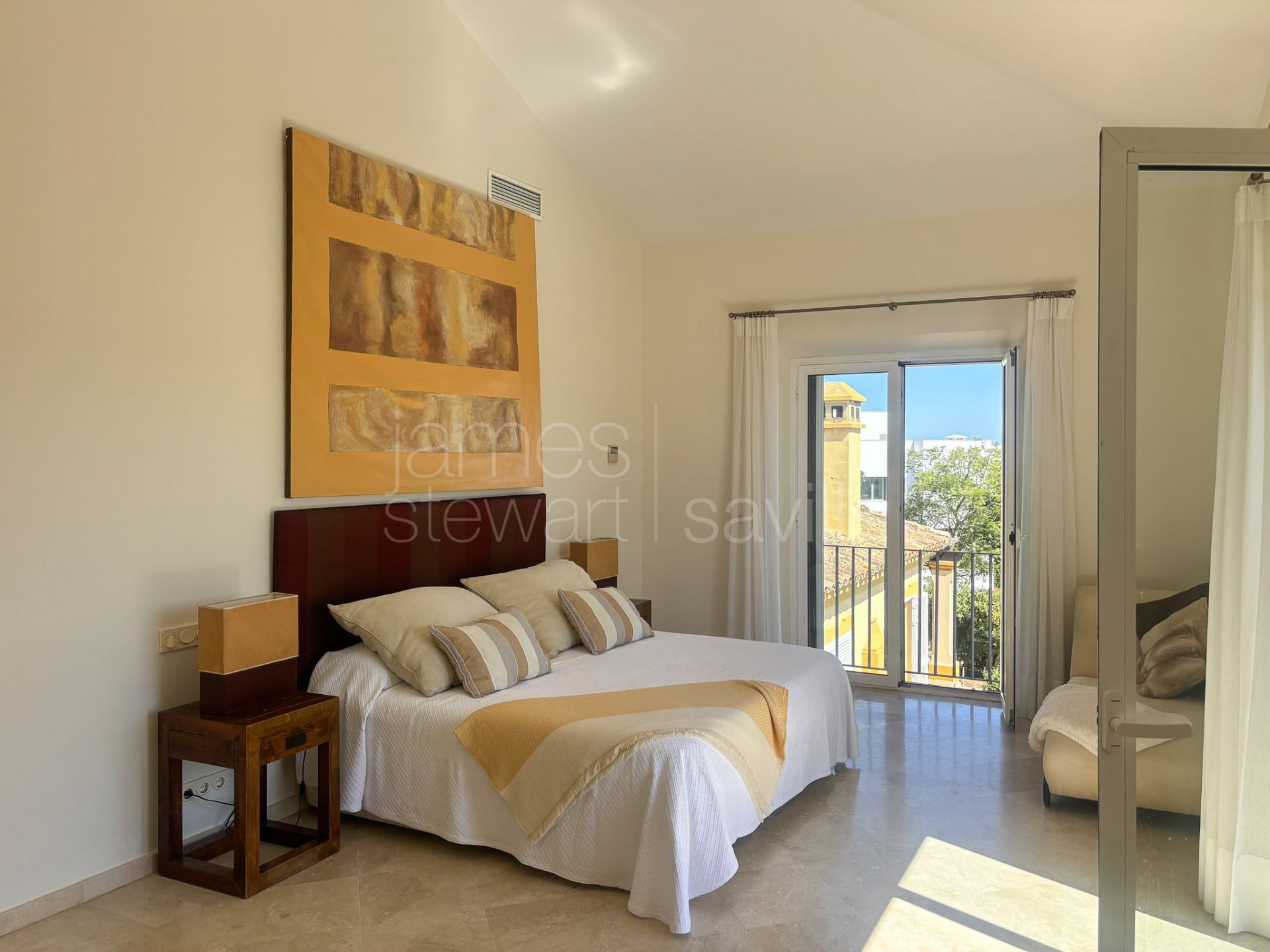 Villa for sale in Sotogrande Alto, Almenara – Quiet setting with garden, pool and views
