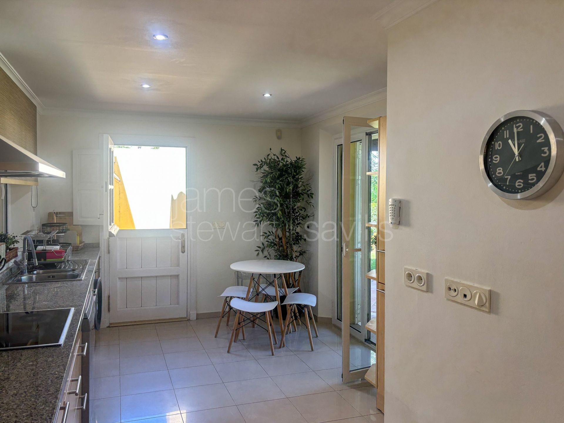 Villa for sale in Sotogrande Alto, Almenara – Quiet setting with garden, pool and views