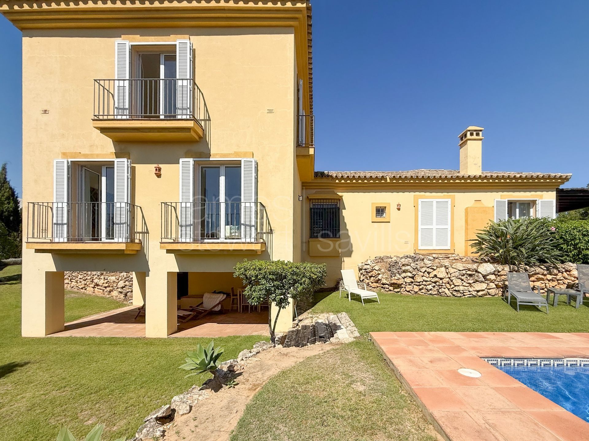 Villa for sale in Sotogrande Alto, Almenara – Quiet setting with garden, pool and views