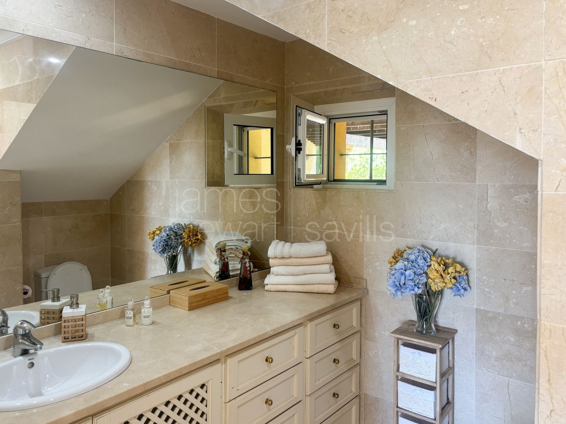 Villa for sale in Sotogrande Alto, Almenara – Quiet setting with garden, pool and views