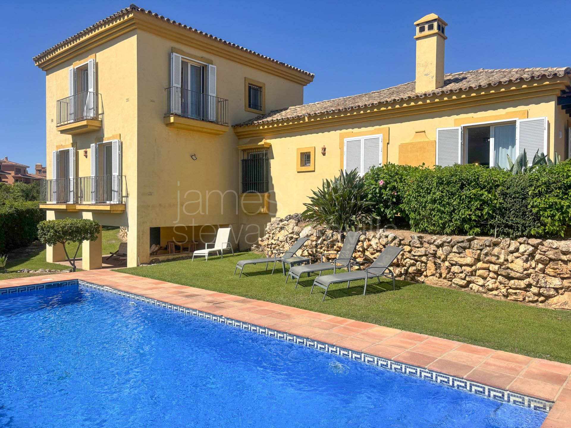 Villa for sale in Sotogrande Alto, Almenara – Quiet setting with garden, pool and views