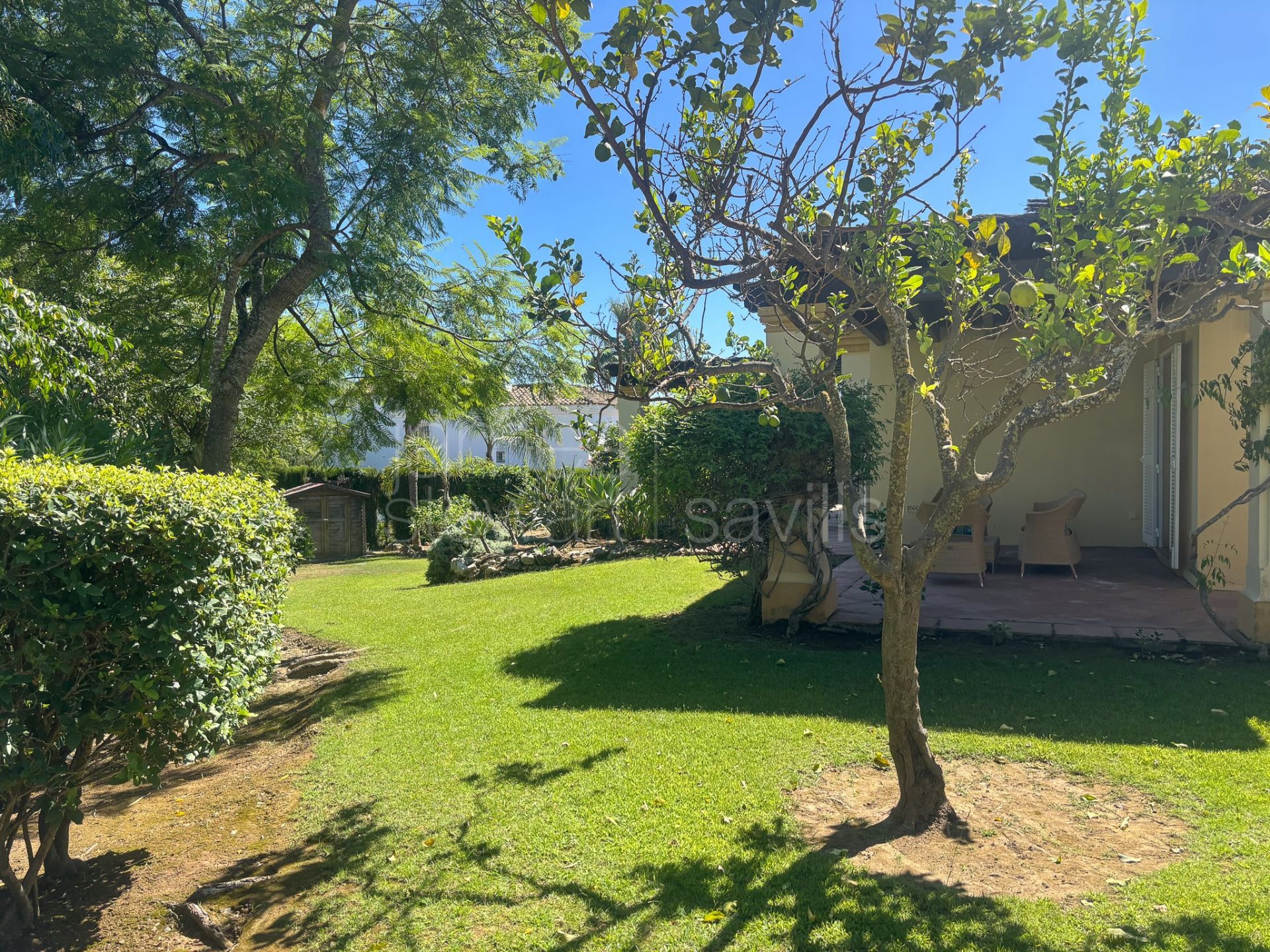 Villa for sale in Sotogrande Alto, Almenara – Quiet setting with garden, pool and views